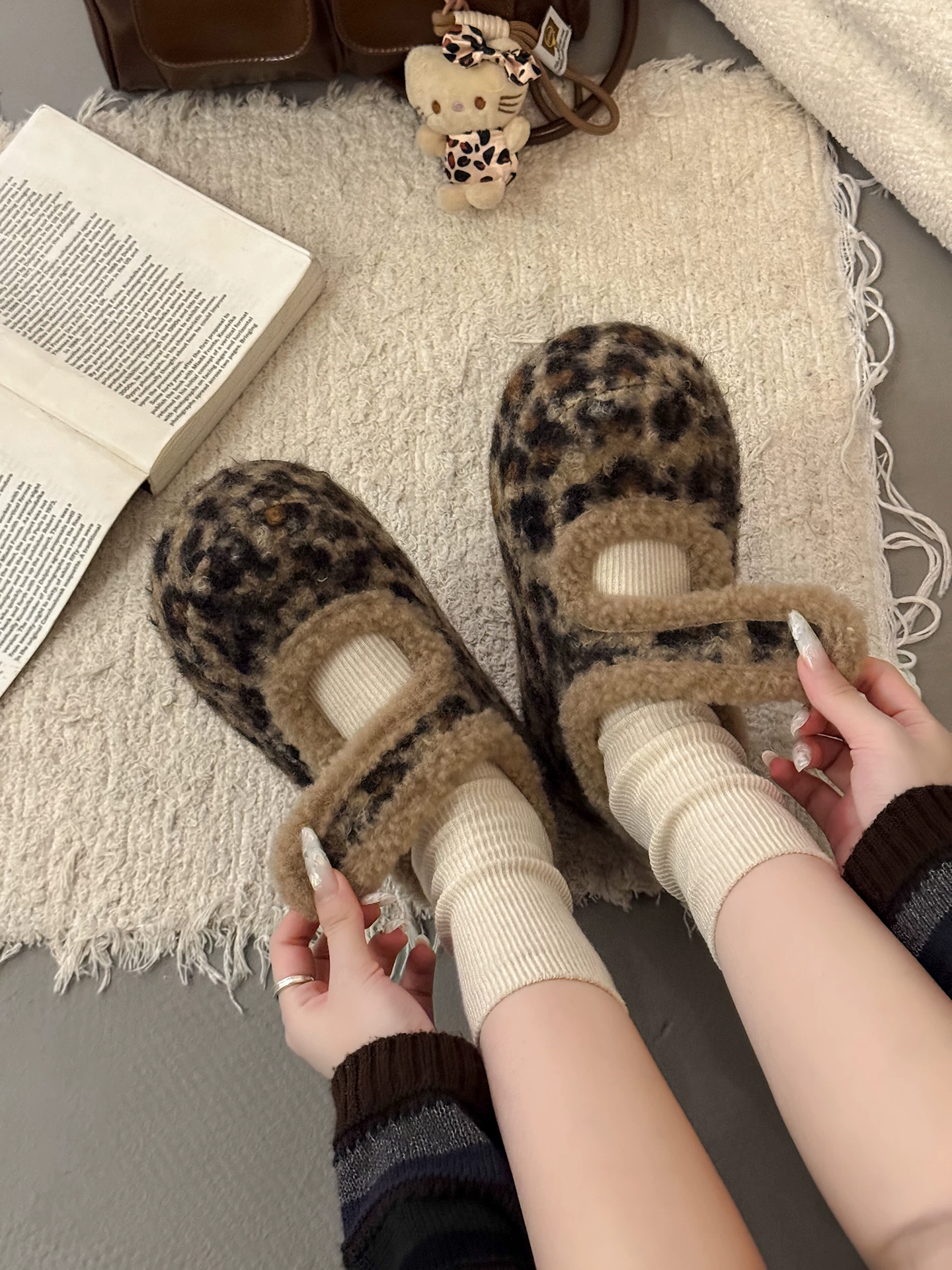 Giày lông dày đế cao họa tiết da báo thời thượng dành cho nữ, thích hợp đi ngoài trời, giày cotton kiểu Birkenstock giữ ấm mùa đông mới năm 2025, chống trơn trượt.