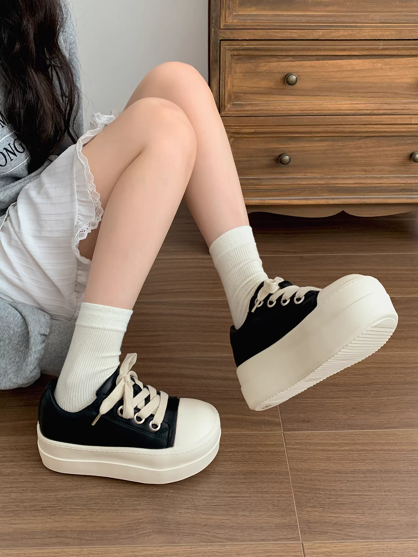 Giày vải đế dày cổ thấp phong cách retro đen dành cho nữ, giày đế xuồng mùa thu mới 2025.