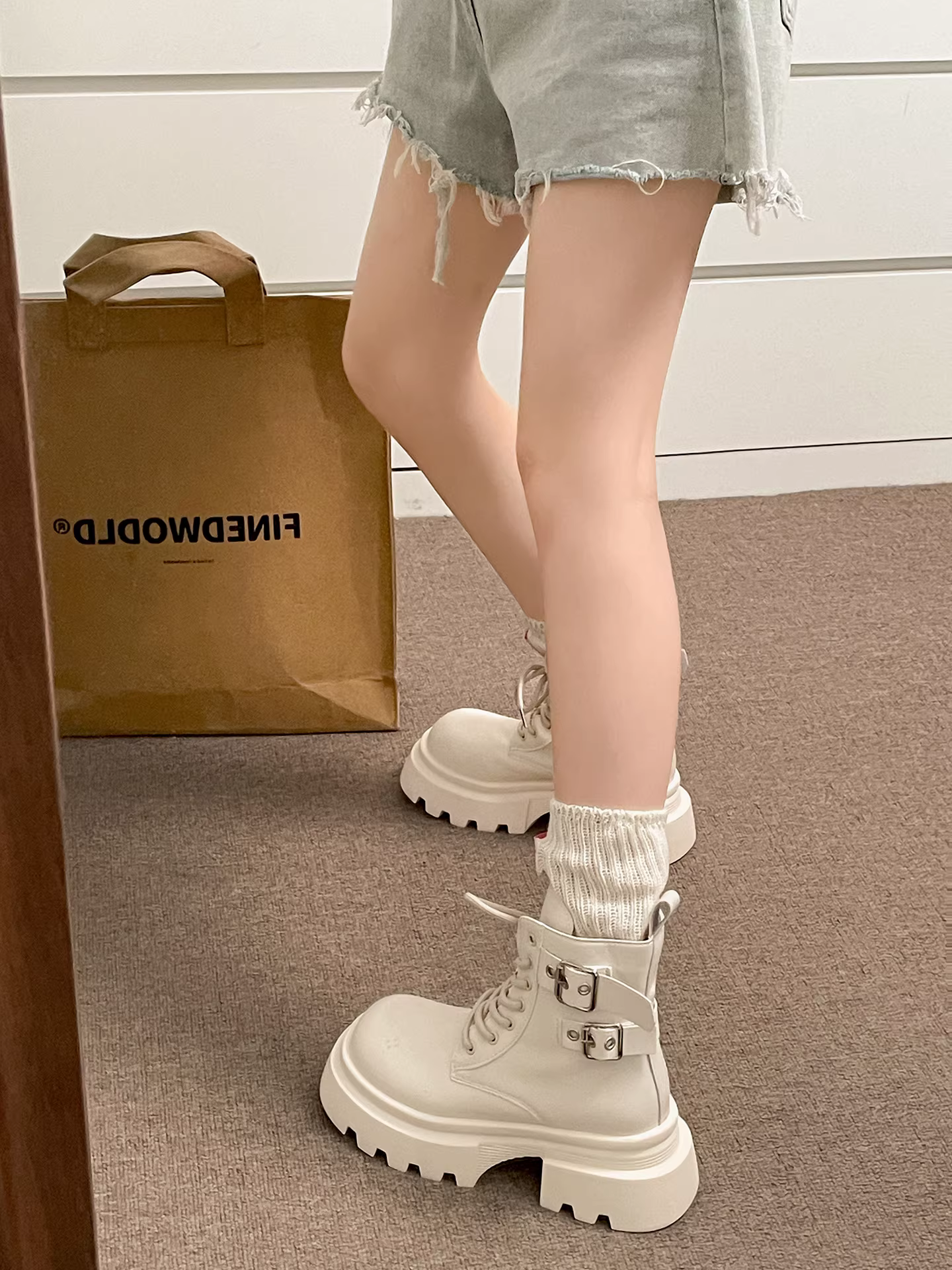 Giày bốt Martin đế cao gót chunky kiểu Anh màu trắng dành cho nữ, mẫu mới thu đông 2025, tăng chiều cao và thon gọn chân cho phụ nữ nhỏ nhắn.