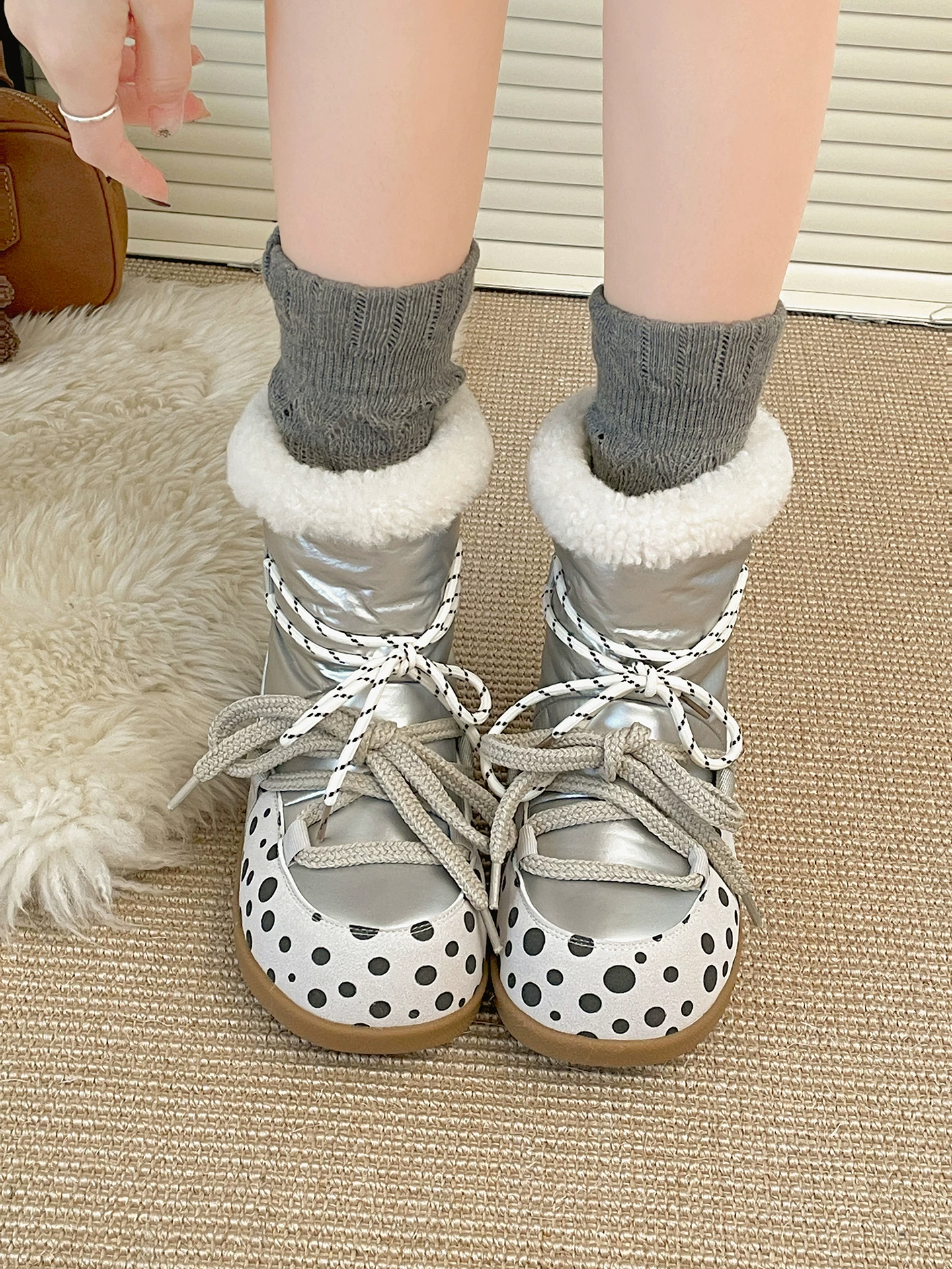 Giày bốt tuyết nữ lót lông cừu ấm áp đế dày, mẫu mới mùa đông 2025, tăng chiều cao, đi ngoài trời, chống trơn trượt, chất liệu bông lông mềm mại