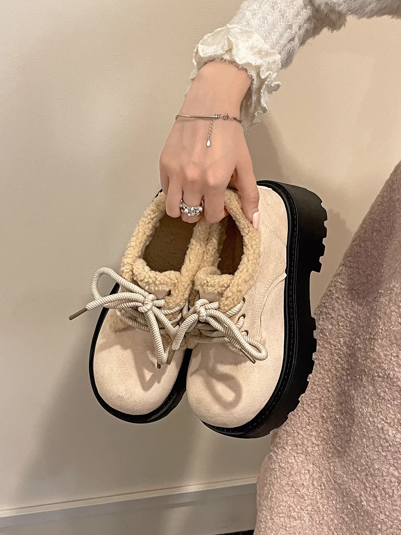 Giày bông tuyết đế dày màu trắng cỡ nhỏ kiểu retro dành cho nữ, kiểu mới mùa đông 2025, lót lông cừu ấm áp và giày lười lông dày