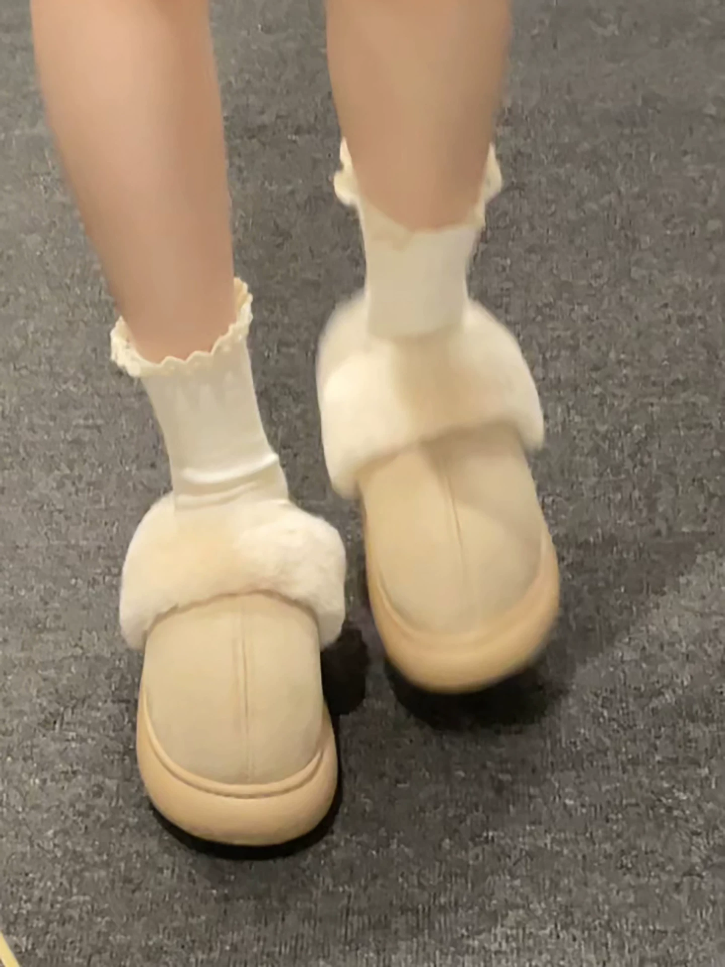 Dép lông dày đế dày chống trơn kiểu cổ điển màu trắng dành cho nữ, thích hợp để mang ngoài trời, dép bông đế mềm mũi kín tăng chiều cao mùa thu đông 2025 mới.