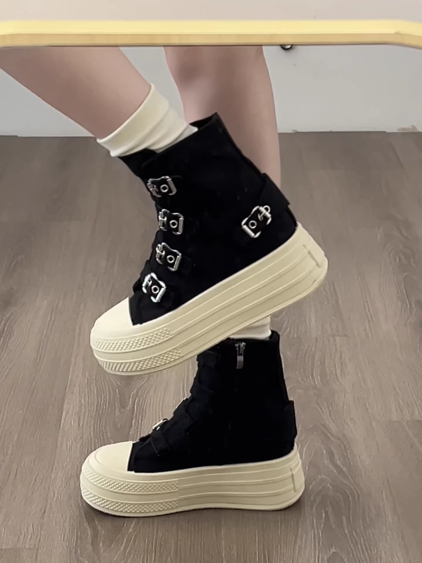 Giày vải cao cổ đế dày màu đen cổ điển dành cho nữ, kiểu dáng mùa thu mới 2025, giày thể thao thường ngày phối chân váy