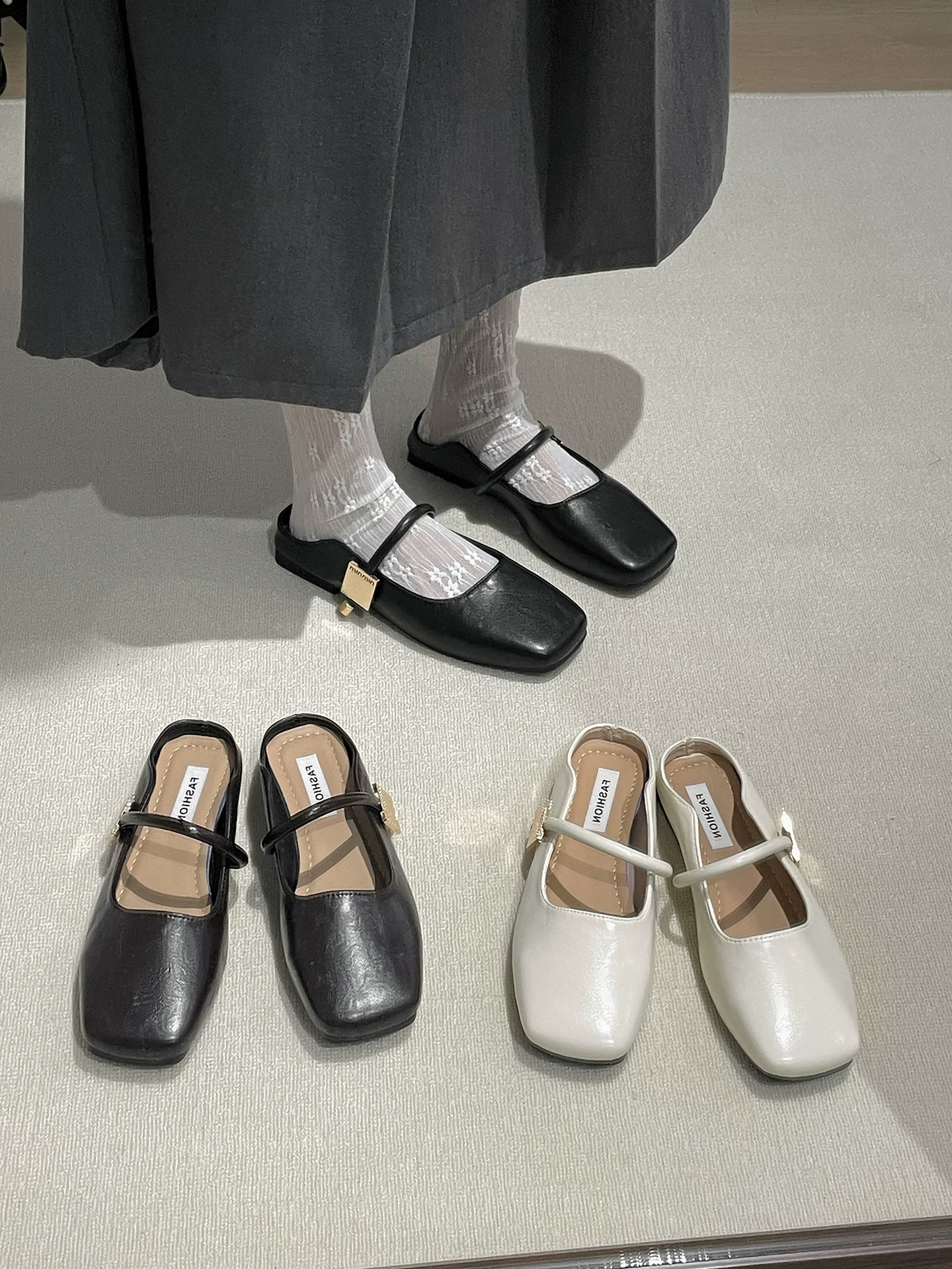 Dép bệt đế bằng mũi kín kiểu retro đen tăng chiều cao dành cho nữ, đi ngoài trời mùa hè, kiểu mới 2025, dép quai ngang mũi vuông kiểu Pháp đế mềm.