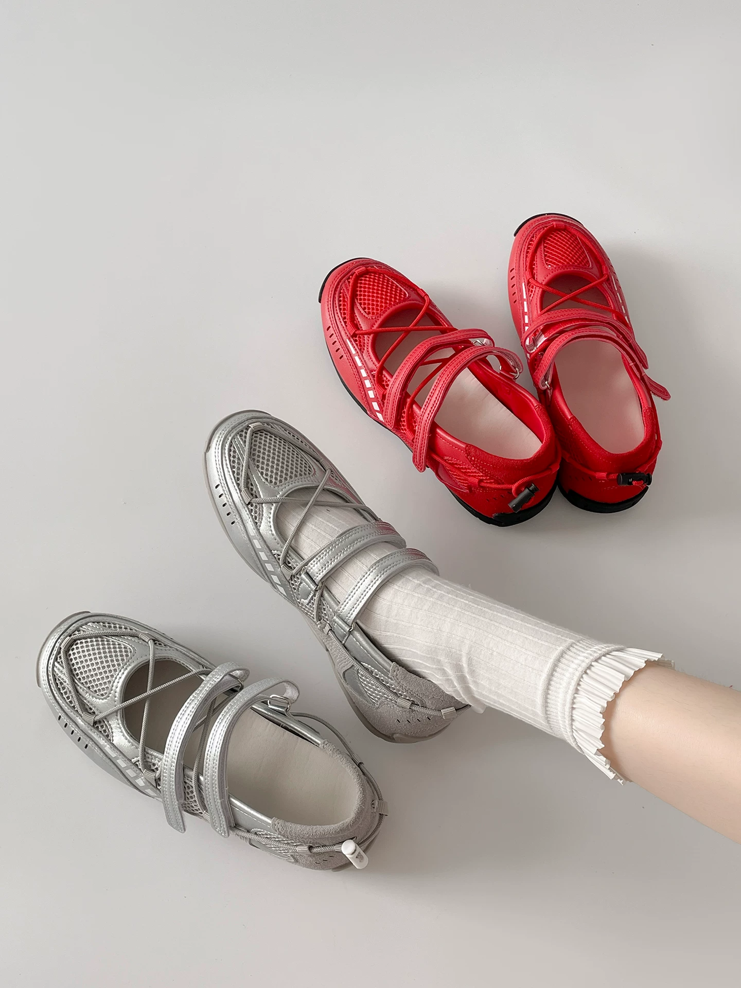 Giày thể thao Mary Jane đế bằng màu bạc cổ điển dành cho nữ, kiểu mới mùa thu 2025, đa năng phối với chân váy, giày tập luyện kiểu Đức.