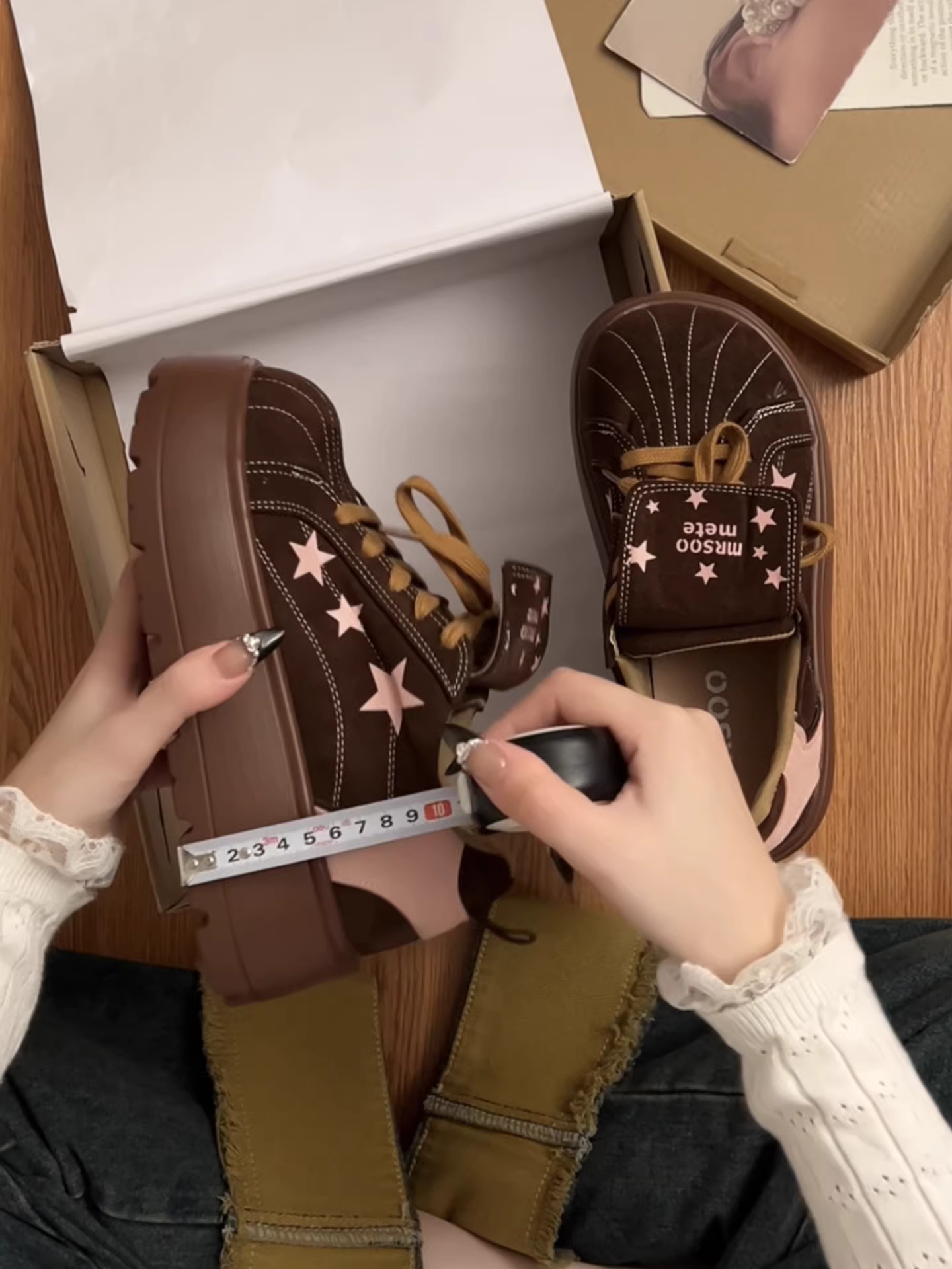 Giày thể thao đế dày tăng chiều cao kiểu Đức dành cho nữ, mẫu thu đông 2025 mới, phối cùng chân váy giúp trông thon gọn hơn, giày thể thao cổ thấp.