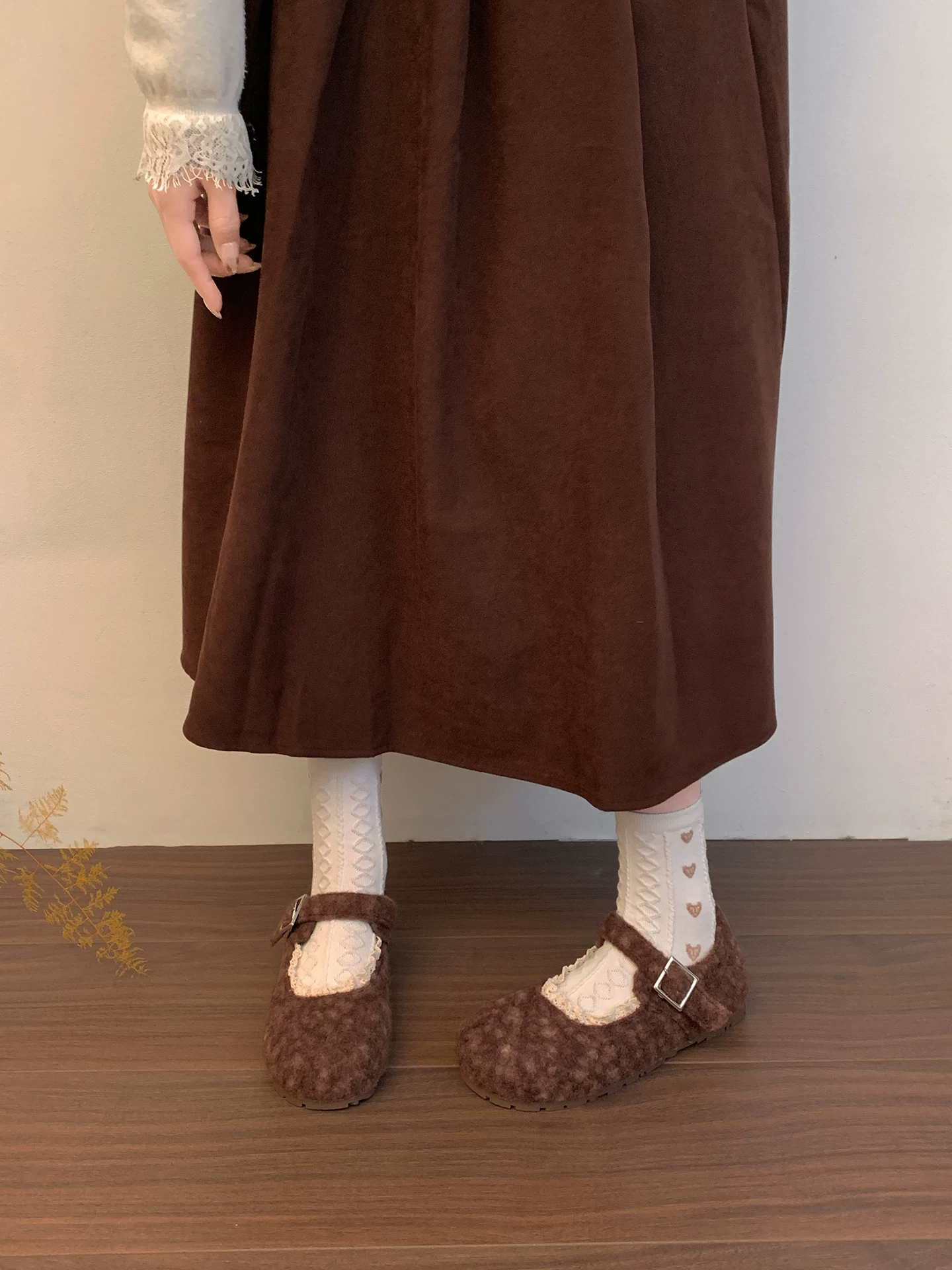 Giày bệt lông mềm màu xám cổ điển mũi tròn dành cho nữ, mẫu mới thu đông 2025, đa năng, phối chân váy, lót lông cừu, kiểu Mary Jane