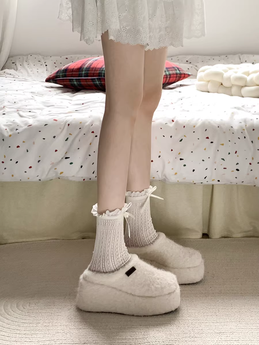 Dép lông nền trắng dành cho nữ, thích hợp để mang ngoài trời, kiểu dáng thu đông mới 2025, dép bông mũi kín kiểu Birkenstock nhỏ nhắn.