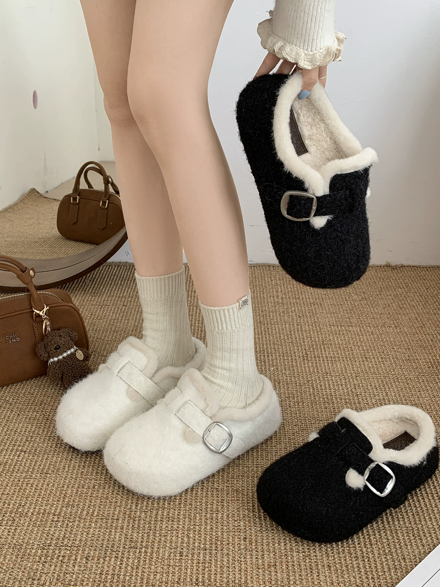 Giày dép lông dày đế cao cấp màu trắng, kiểu kín mũi, dành cho nữ, thích hợp đi ngoài trời, mẫu mới thu đông 2025, kiểu Birkenstock, lót lông giữ ấm.