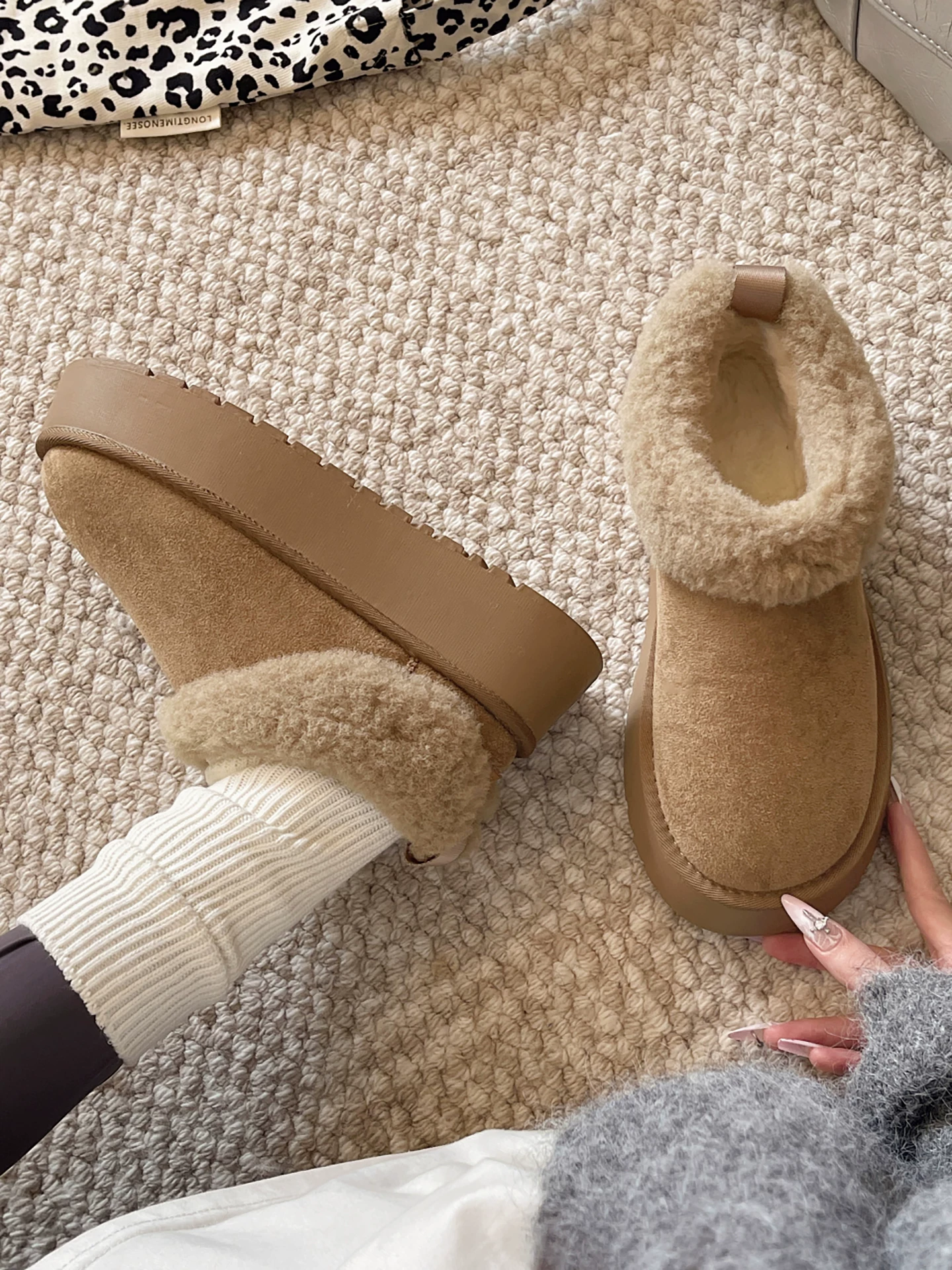 Giày bốt tuyết lót lông cừu đế dày kiểu retro dành cho nữ, mẫu mới mùa đông 2025, giữ ấm, phong cách Birkenstock, chất liệu cotton, lông mềm mại, thích hợp cho vùng Đông Bắc