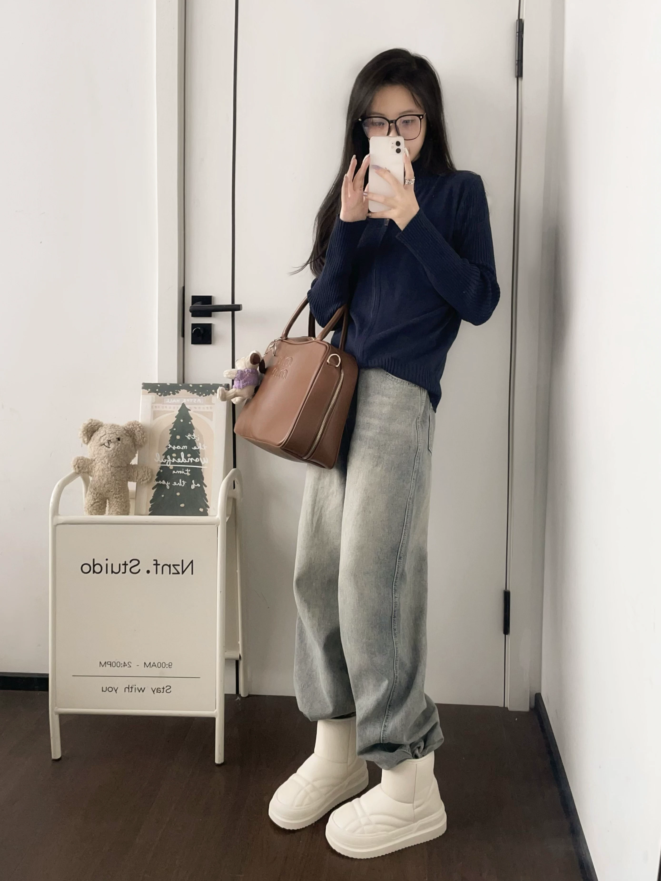 Giày bốt đi tuyết đế dày có lót lông cừu giữ ấm và chống trơn trượt, thích hợp cho vùng Đông Bắc, giày cotton dày mùa đông mới 2025.