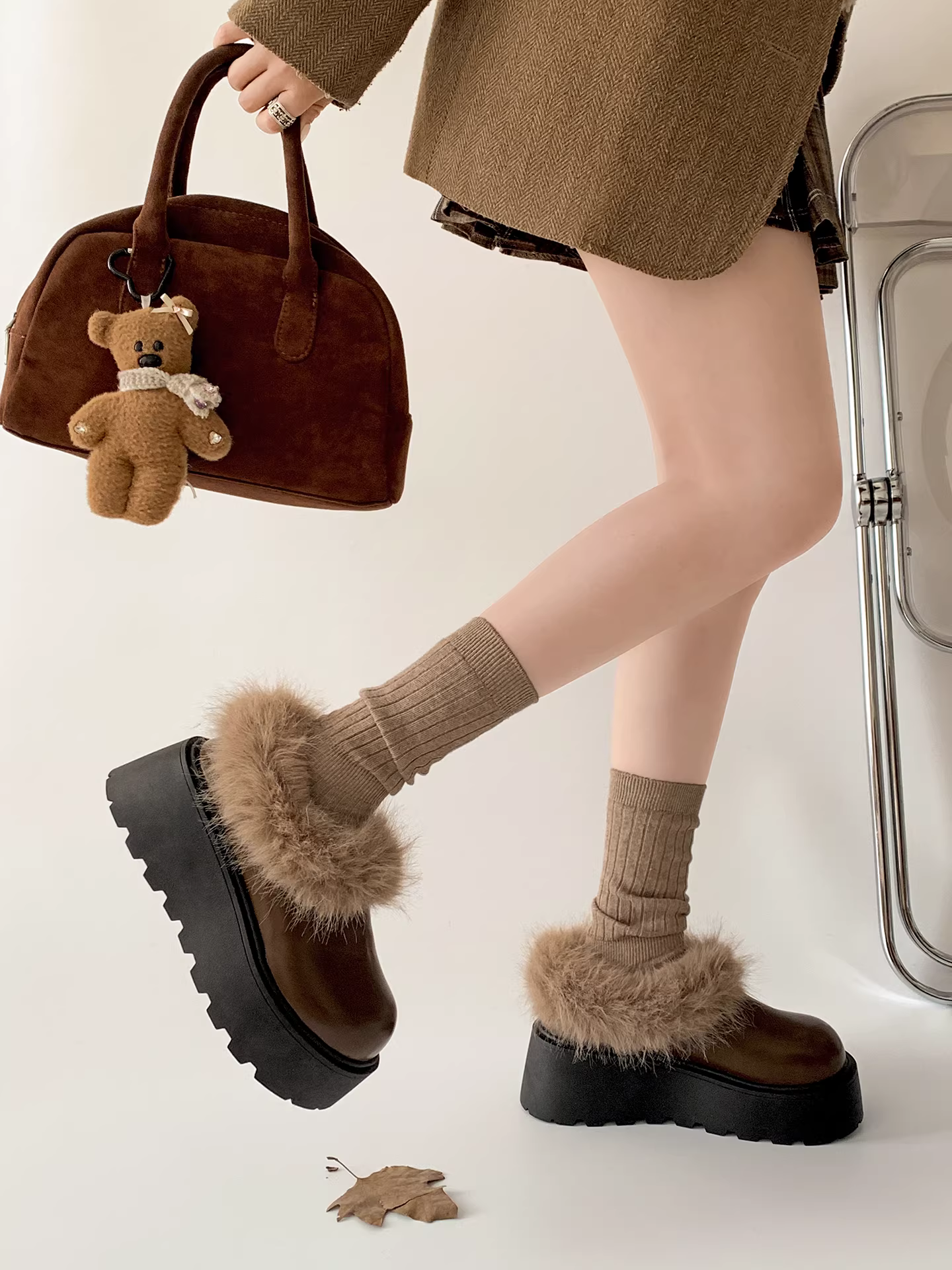 Giày đế bệt màu nâu đa năng có đế dày và lót lông mềm mại dành cho nữ, giày cotton kiểu Birkenstock ấm áp mùa đông mới năm 2025 dành cho vùng Đông Bắc.