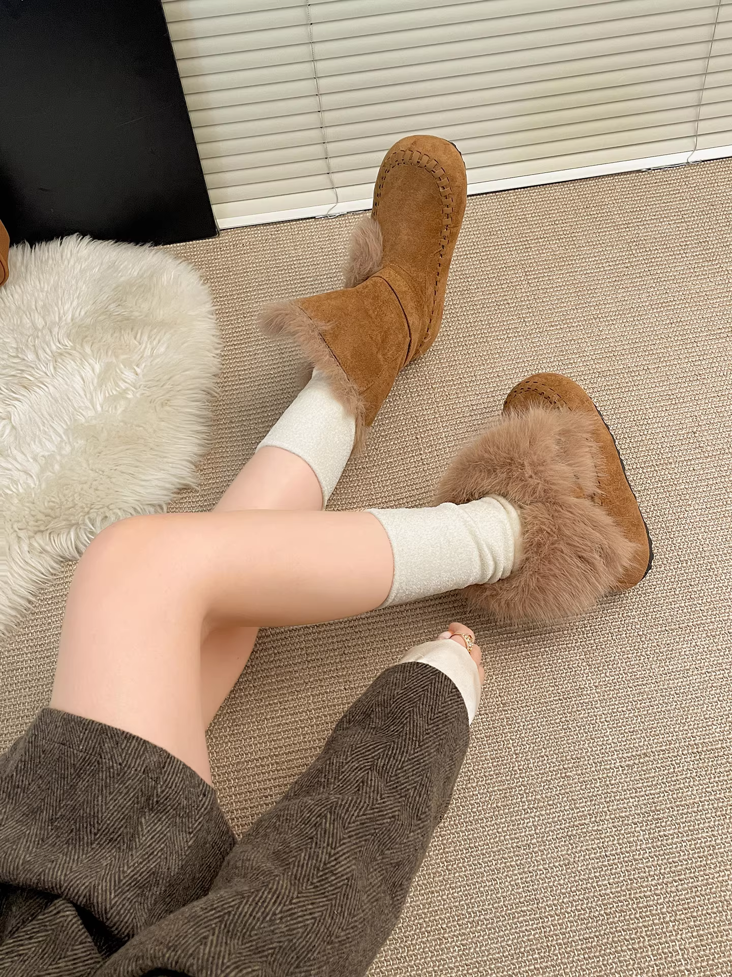 Giày bốt tuyết nữ lót lông cừu dày dặn giữ ấm đế dày chống trơn tăng chiều cao mùa đông mới 2025 chất liệu cotton