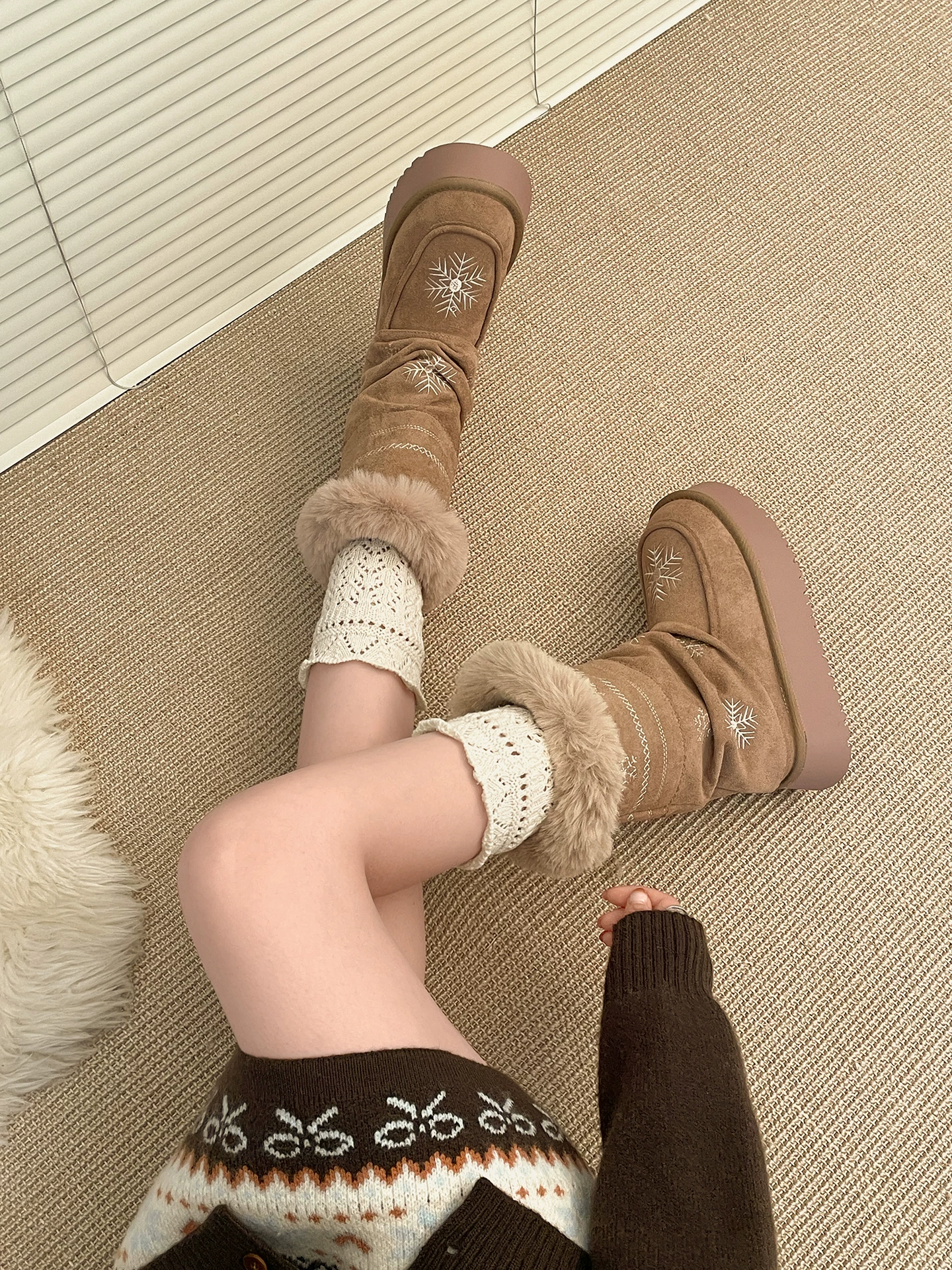 Giày bốt tuyết đế dày lót lông cừu phổ biến dành cho nữ, mẫu mới mùa đông 2025, giày bông giữ ấm tăng chiều cao kiểu Đông Bắc.