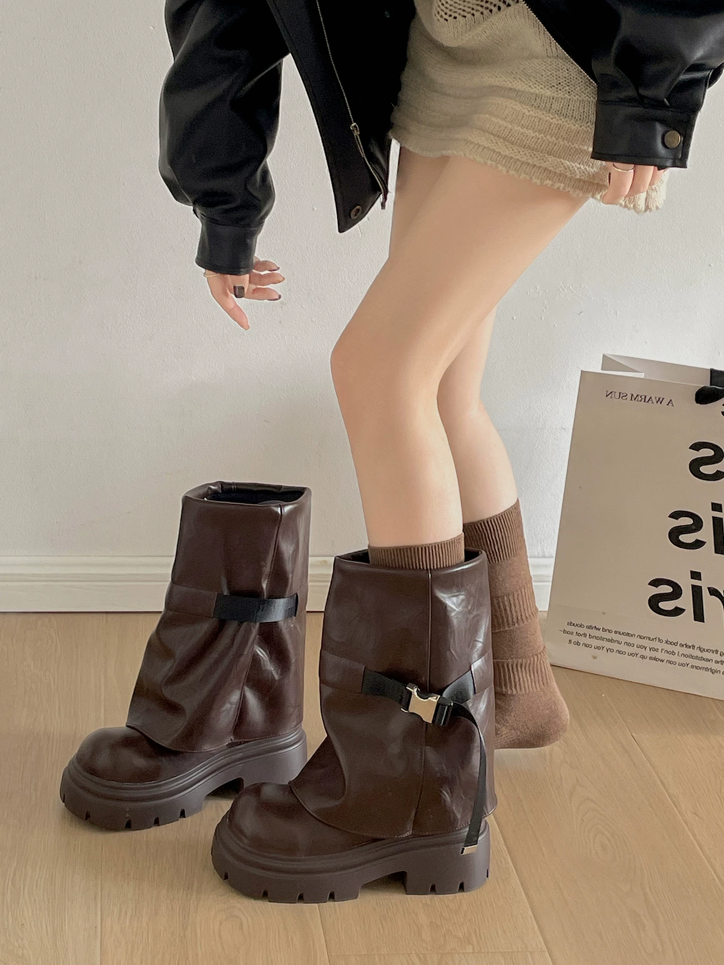 Giày bốt cao gót đế dày kiểu Anh cổ điển màu nâu dành cho nữ, kiểu dáng thu đông 2025 mới, phối cùng chân váy, tăng chiều cao và giúp thon gọn mắt cá chân.