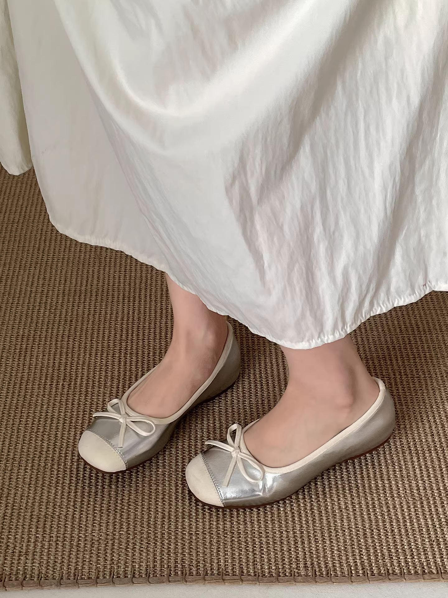 Giày bệt mũi vuông màu bạc dành cho nữ, kiểu mới mùa thu 2025, thích hợp phối cùng váy, giày Mary Jane tăng chiều cao.