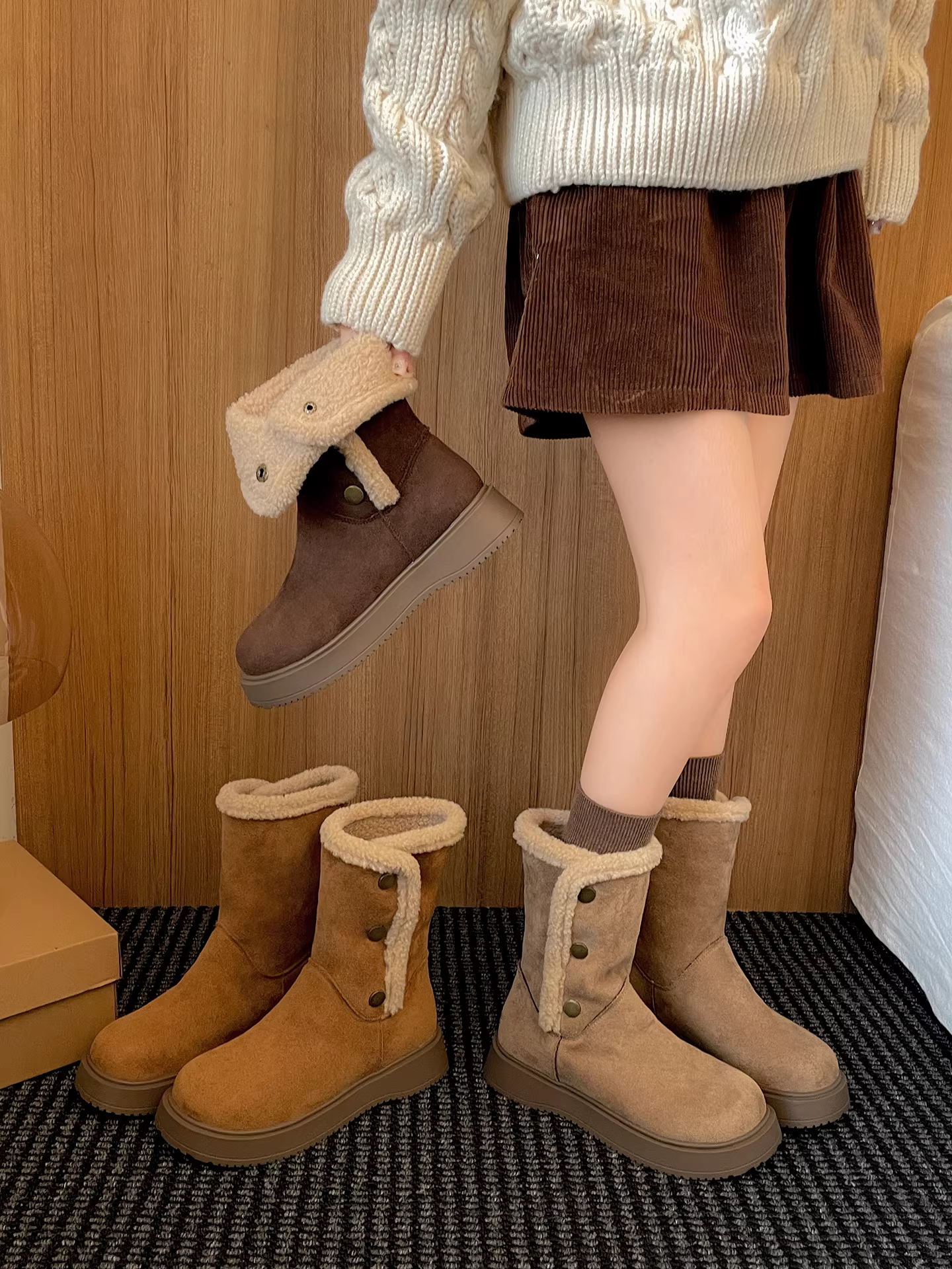 Giày bốt tuyết đế dày phong cách retro màu nâu dành cho nữ, giày bông giữ ấm kiểu Birkenstock tăng chiều cao mùa đông mới năm 2025.