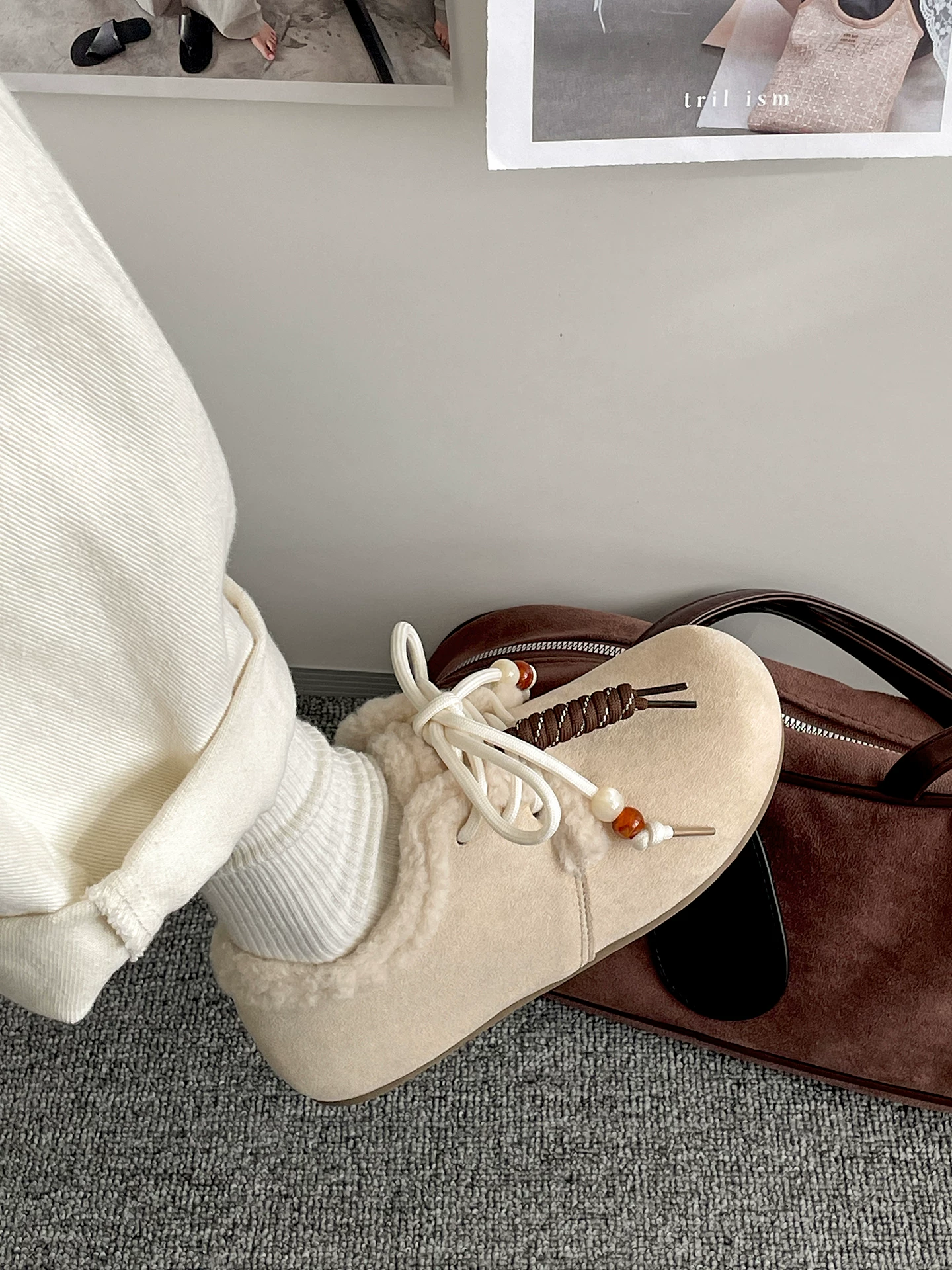 Giày Birkenstock đế bằng cổ điển, lót lông cừu dày dặn, đa năng dành cho nữ, mẫu mới mùa đông 2025, chống trơn trượt, giữ ấm, chất liệu cotton Đông Bắc.