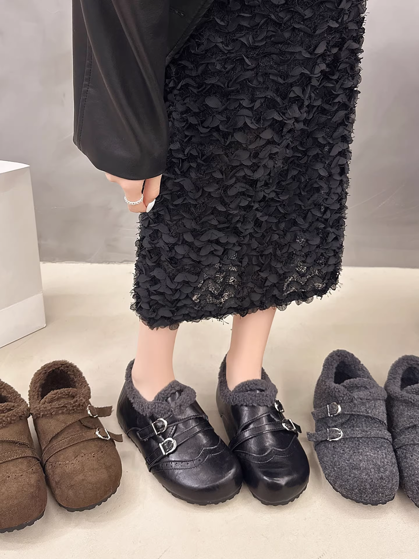 Giày bông đi tuyết đế dày, lót lông cừu, chống trơn trượt dành cho nữ, kiểu dáng mùa đông mới 2025, tăng chiều cao, ấm áp, kiểu retro Birkenstock.