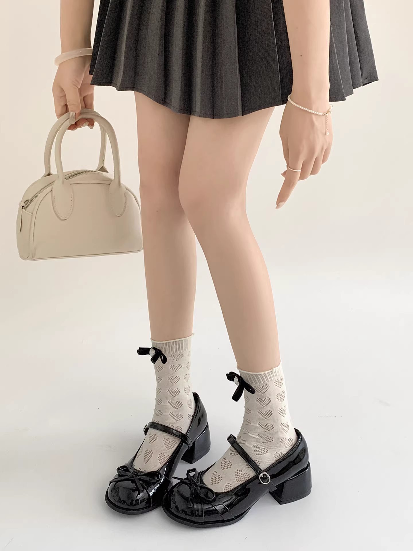 Giày nữ đế xuồng kiểu Pháp cổ điển màu trắng, mẫu mới thu 2025, phối chân váy đa năng, giày Mary Jane đế mềm.