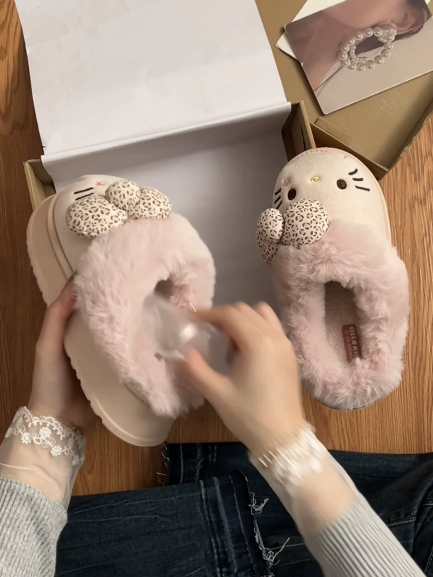 Đôi dép lông dày đế dày dễ thương dành cho nữ ở miền Nam, mẫu mới thu đông 2025, dép bông đế mềm tăng chiều cao, thích hợp đi ngoài trời.