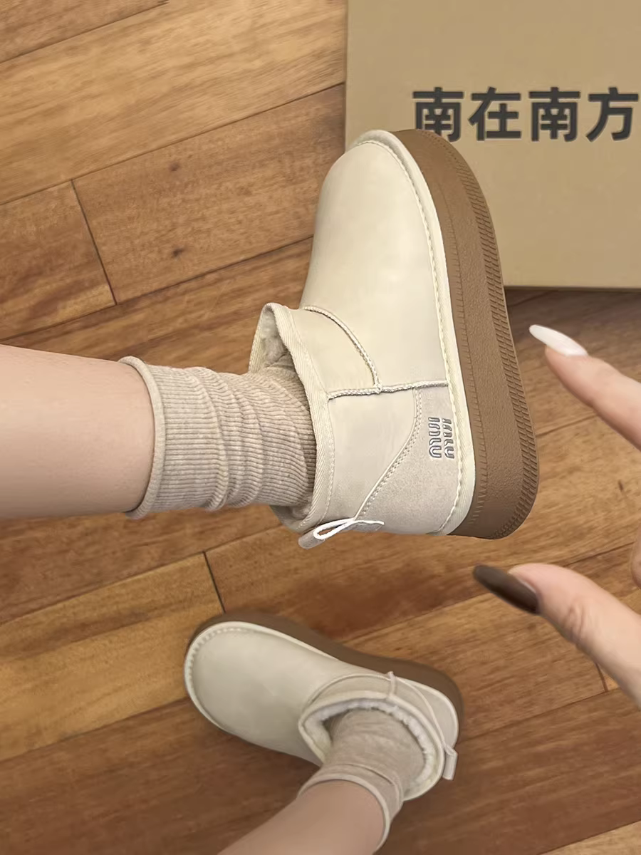 Giày bốt đi tuyết đế dày màu trắng, ấm áp, chống trơn trượt, tăng chiều cao dành cho nữ, mẫu mới mùa đông 2024, có lớp lót lông mềm và giày cotton dày.