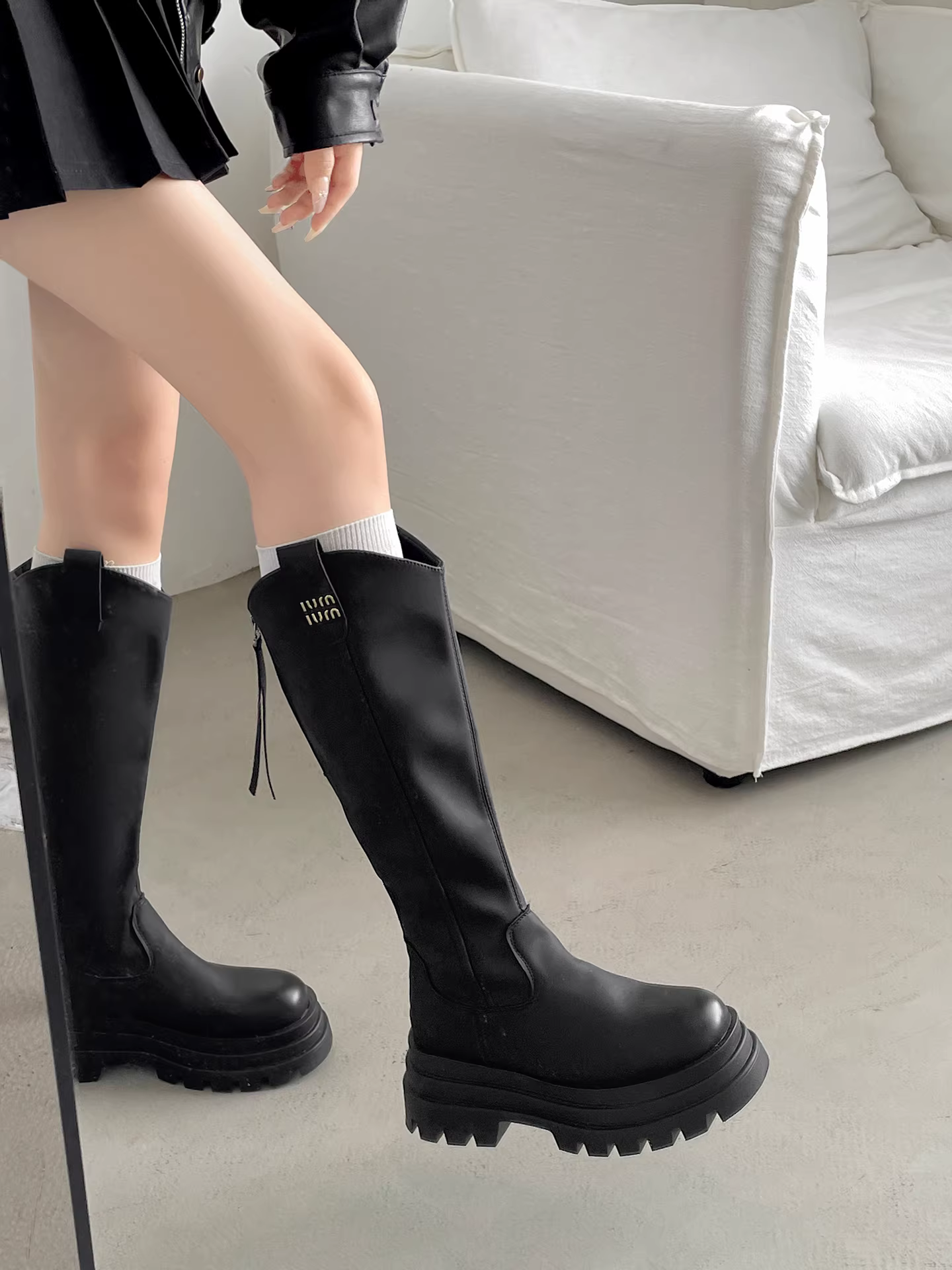 Giày bốt đế dày màu đen cổ điển dành cho người nhỏ nhắn, bốt nữ cao cổ kiểu thu đông 2025 phối chân váy, kiểu dáng thon gọn như giày hiệp sĩ