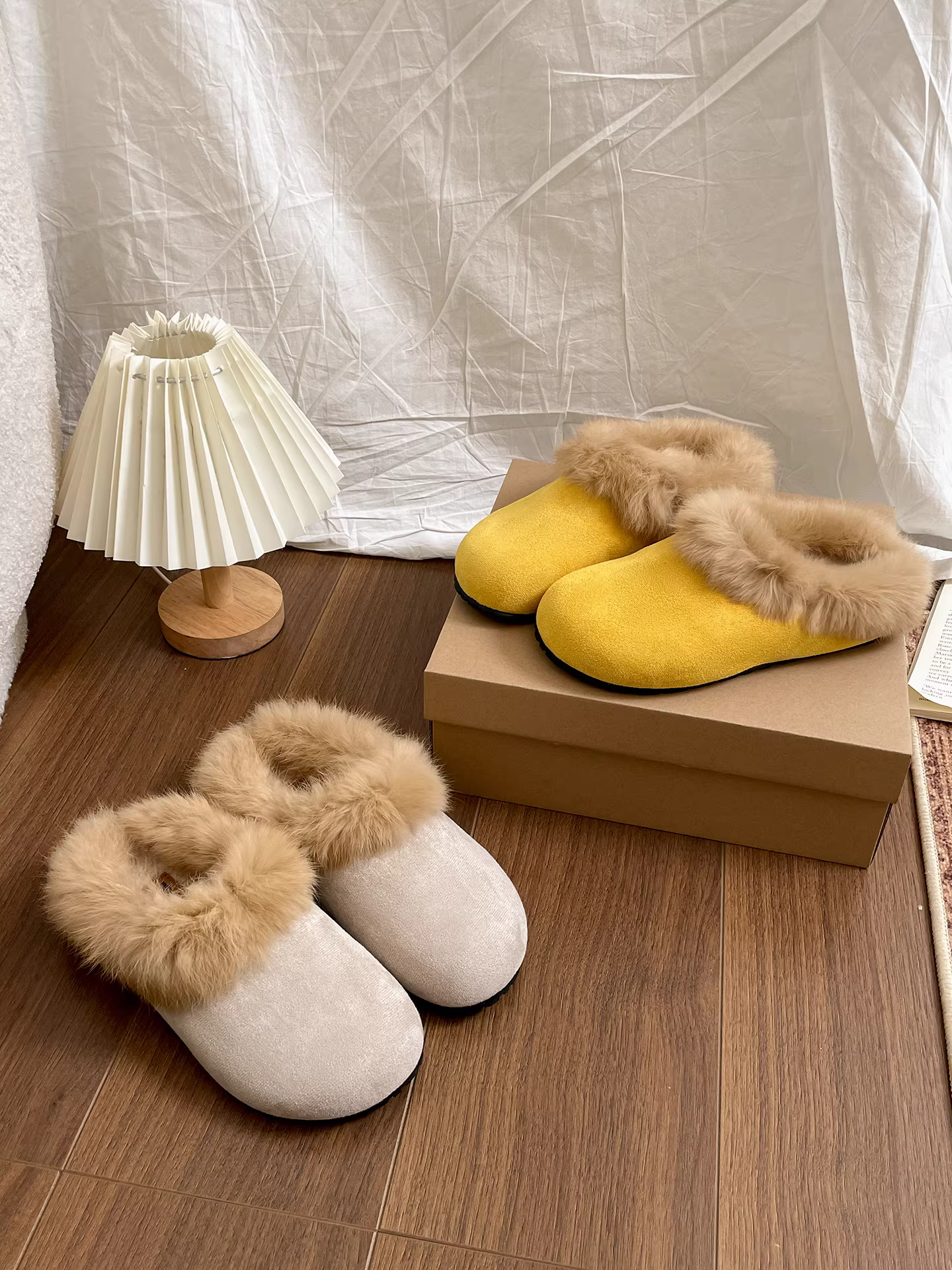 Giày Birkenstock đế dày tăng chiều cao màu vàng dành cho nữ, dép bông lông ấm áp mùa đông mới năm 2025.