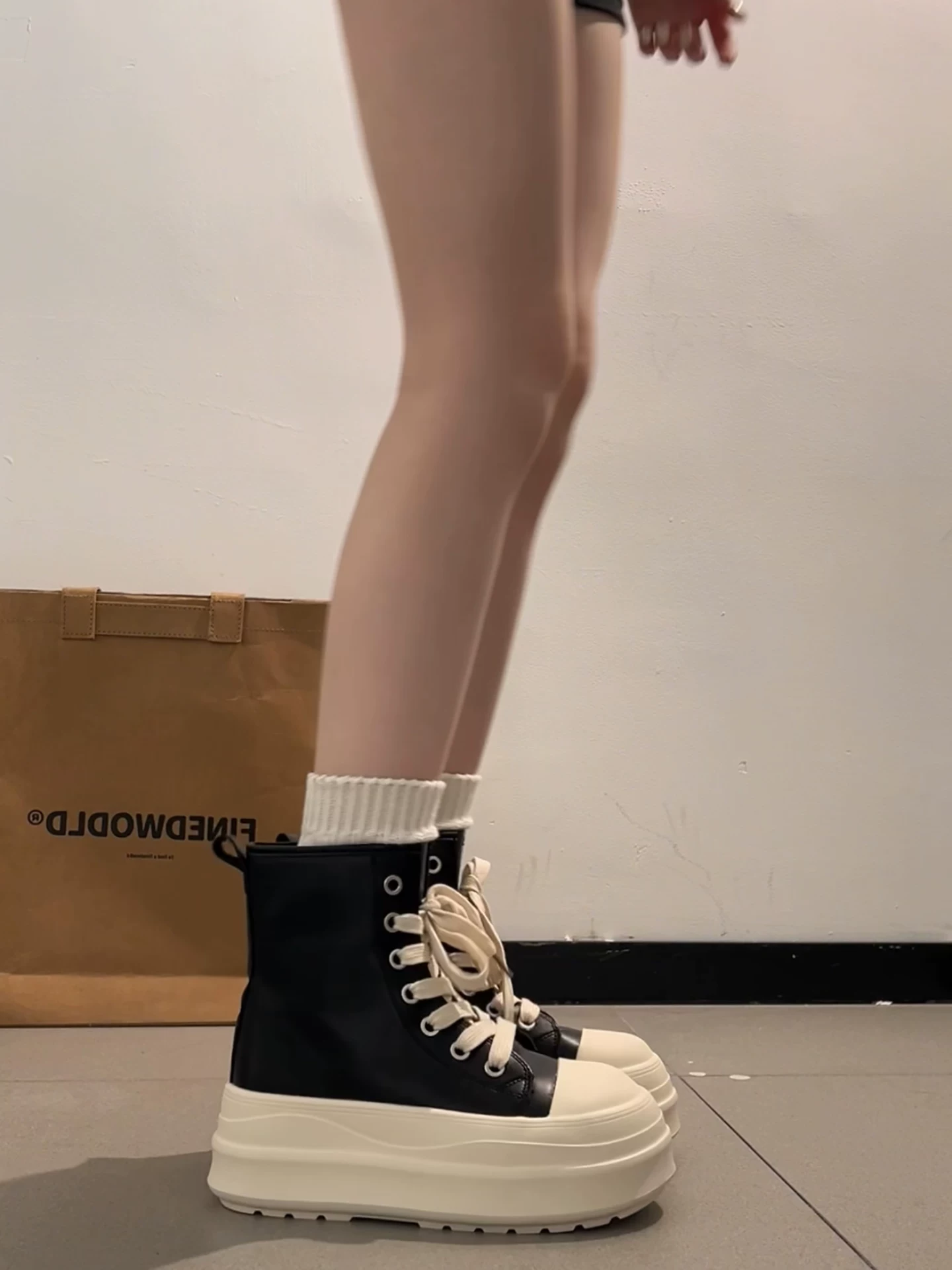 Giày đế xuồng cao cổ điển màu đen dành cho nữ, kiểu thu đông 2025, phối chân váy, giày thể thao đa năng tăng chiều cao, phong cách thường ngày