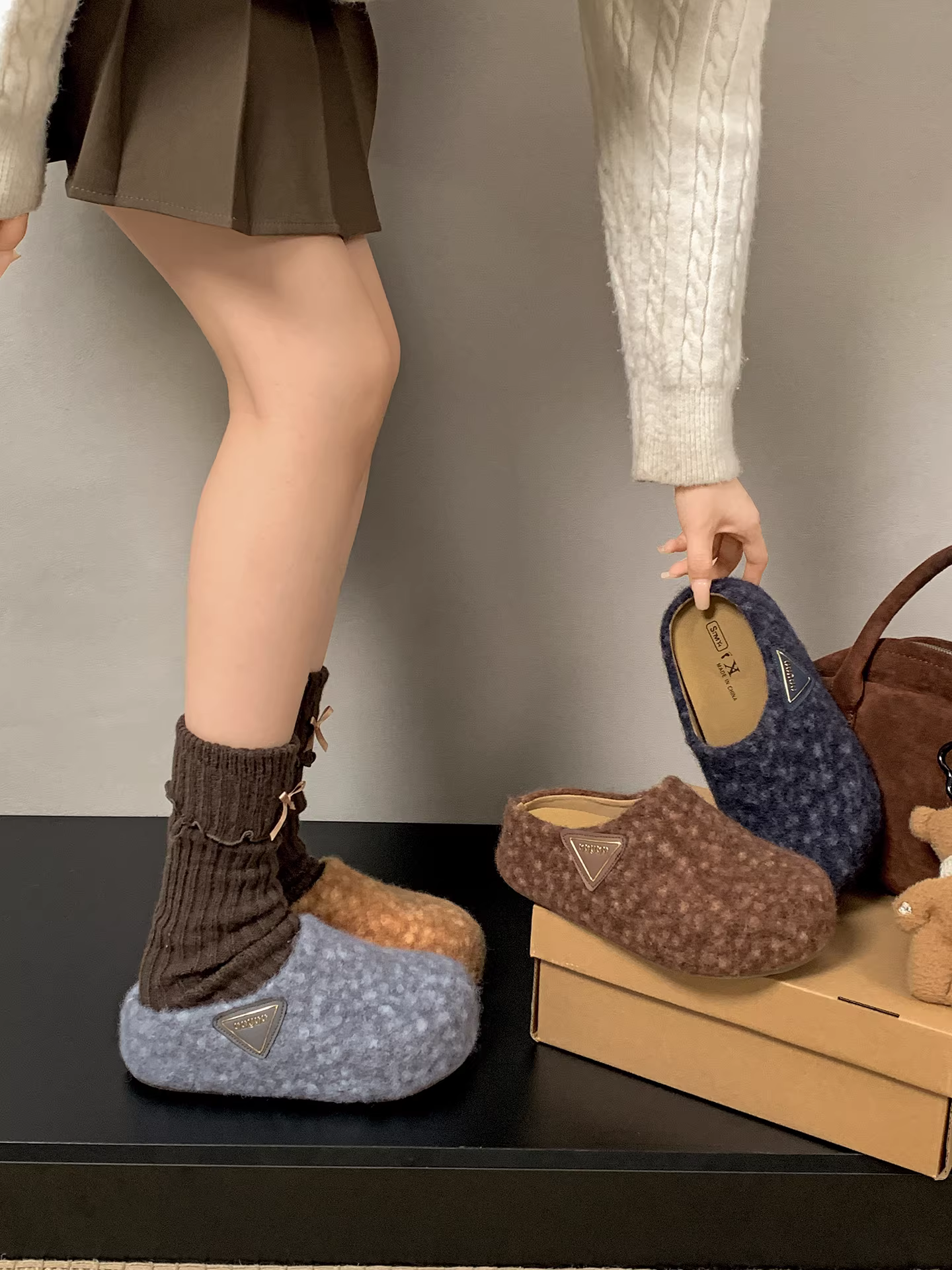 Dép lông dày đế cao kiểu Pháp cổ điển màu nâu dành cho nữ, thích hợp để mang ngoài trời, dép kiểu Birkenstock mũi kín mùa thu mới năm 2025.