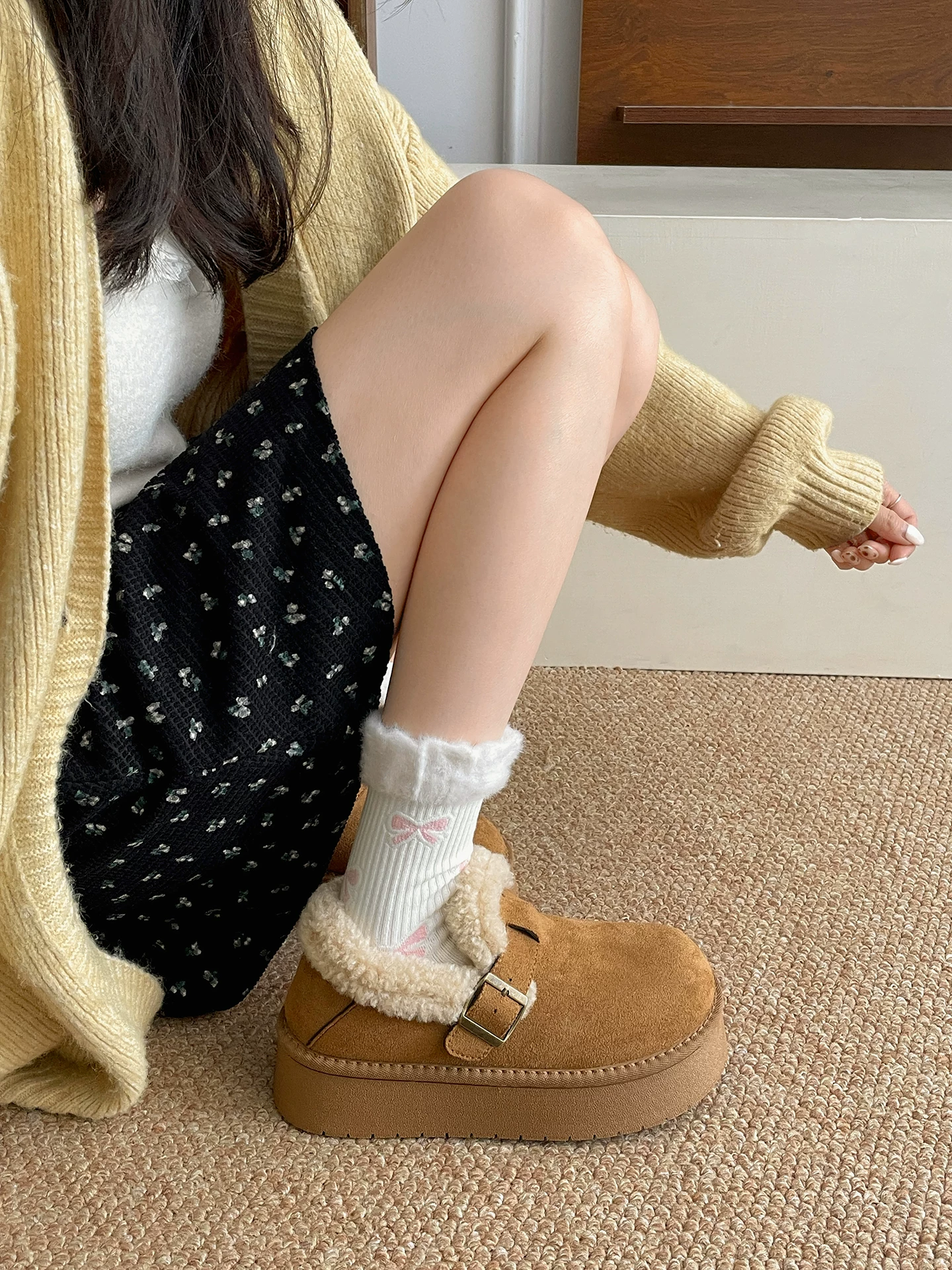 Giày nữ kiểu Birkenstock đế dày lót lông cừu màu nâu, giày mùa đông mới năm 2025 chống trơn, tăng chiều cao, dày dặn, ấm áp, chất liệu cotton.