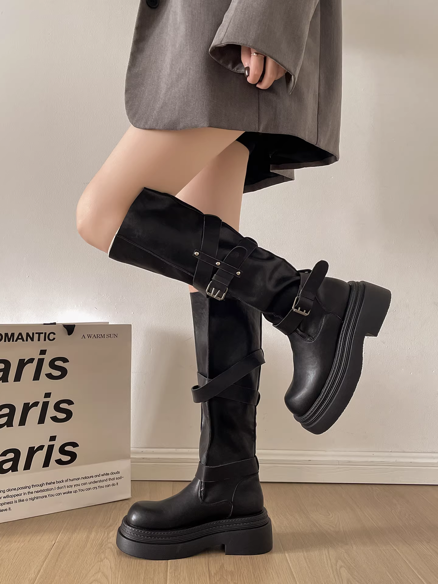 Giày bốt đế dày kiểu Anh đen dành cho nữ, bốt dài, kiểu thu đông mới 2025, phối cùng váy, tăng chiều cao và thon gọn dáng người.