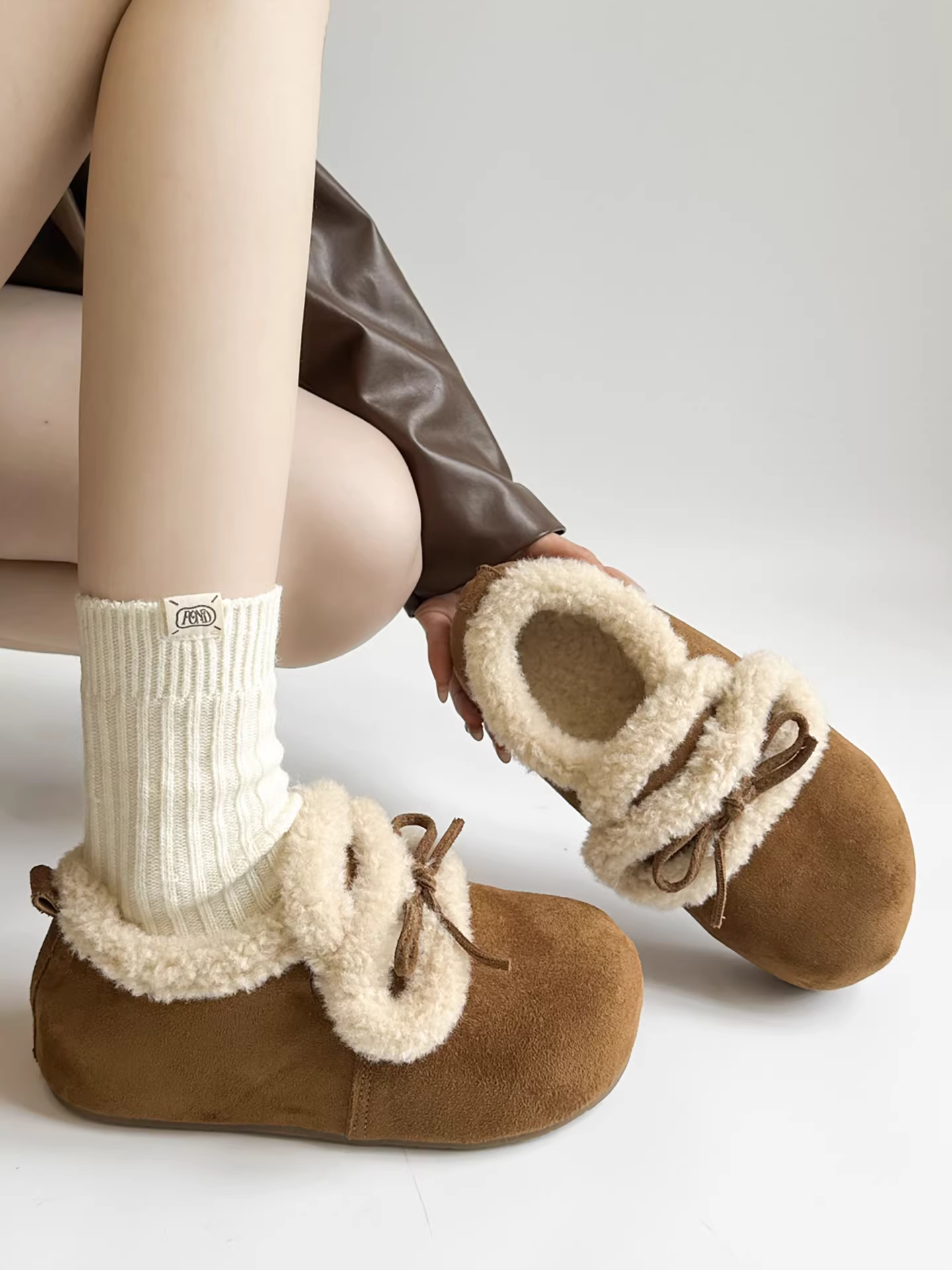 Giày cotton Birkenstock đế dày phong cách cổ điển kiểu Pháp màu nâu dành cho nữ, mẫu mới mùa đông 2025, ấm áp và lót lông cừu, thích hợp để đi ngoài trời, ủng đi tuyết chống trượt.