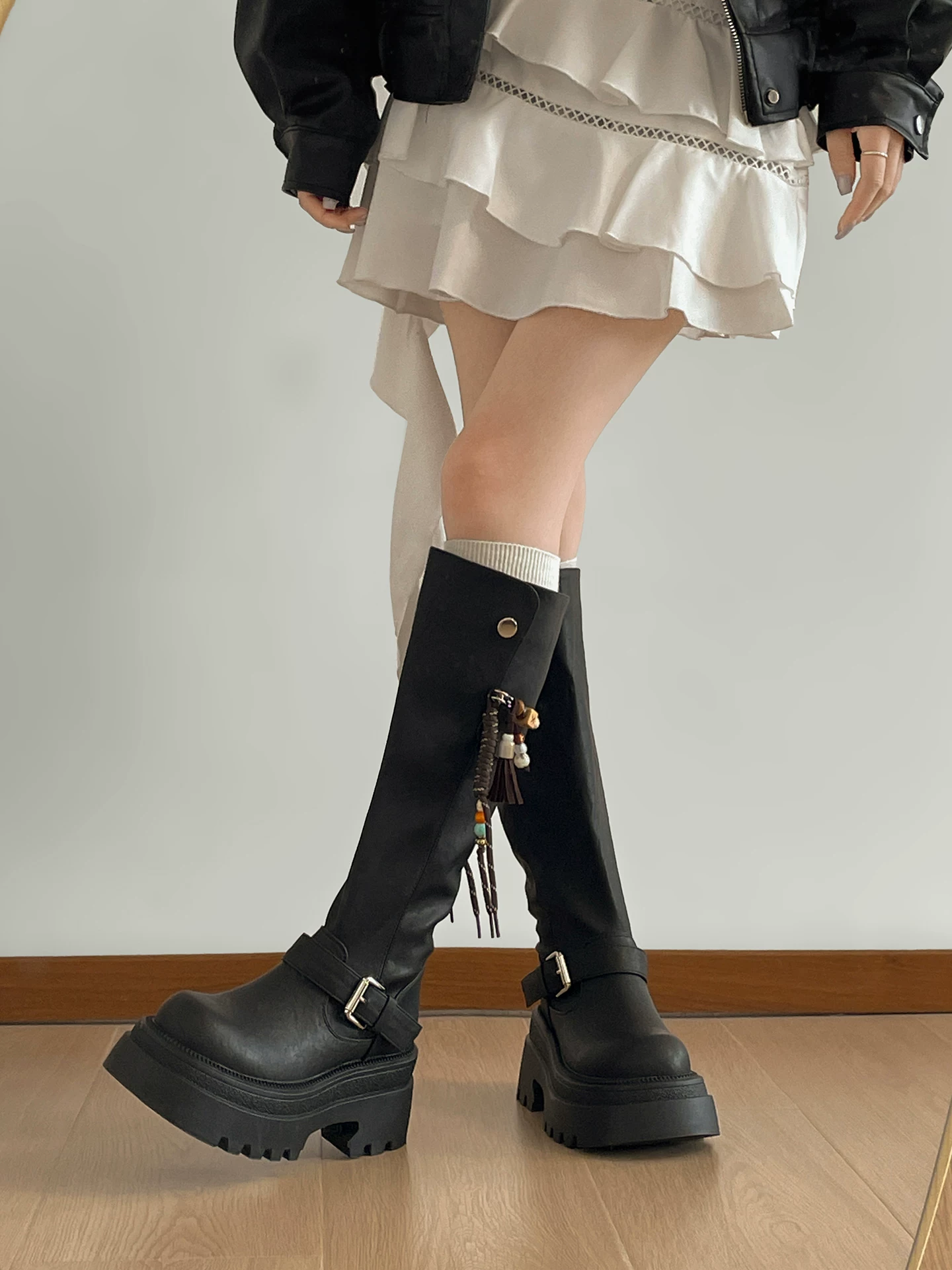 Giày bốt nữ cao đến đầu gối đế xuồng chunky màu đen, kiểu dáng mới thu đông 2025, tôn dáng, tăng chiều cao, phong cách retro, kiểu dáng đi xe.