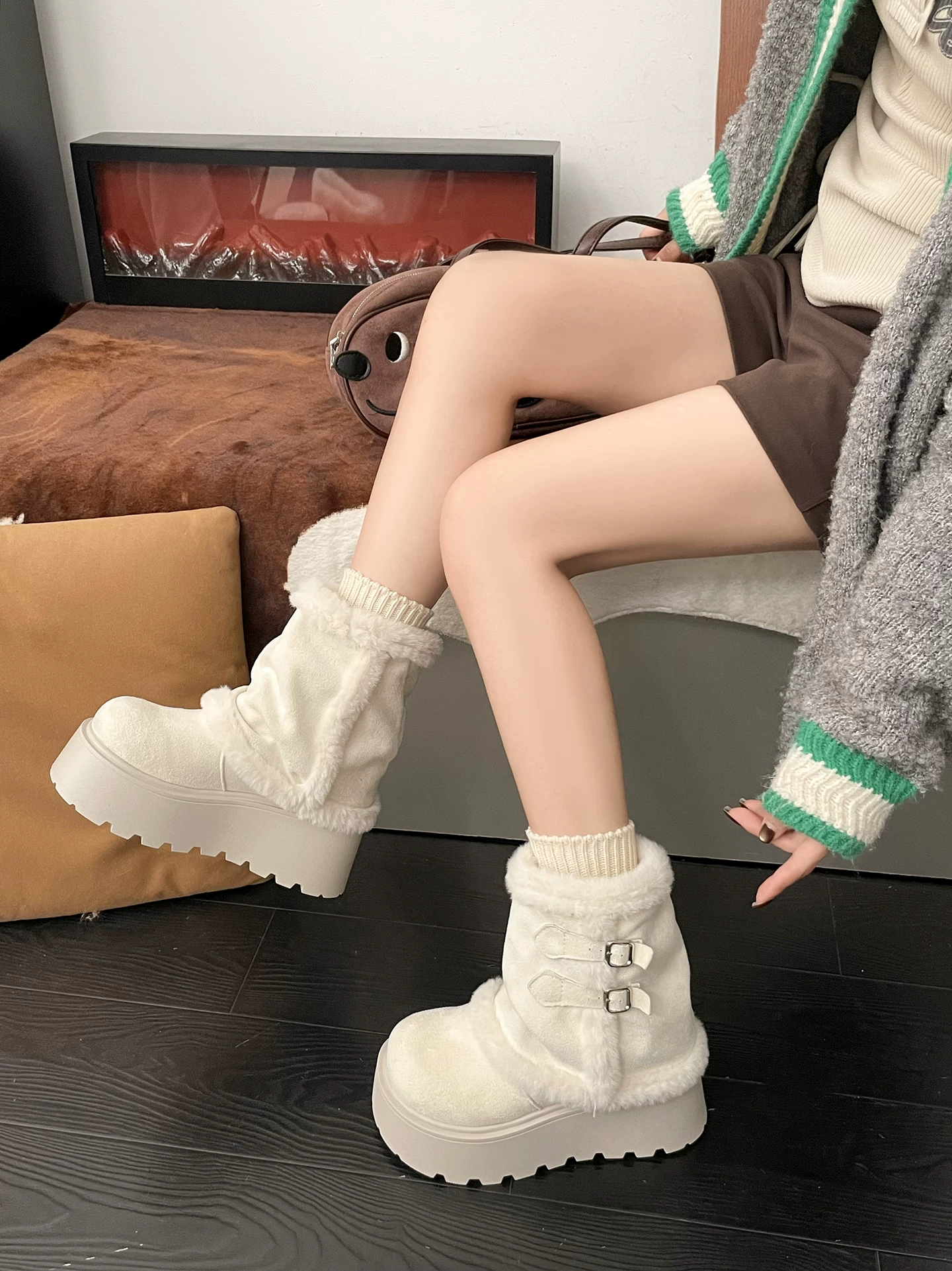 Giày bốt tuyết cổ điển đế dày lót lông cừu dành cho nữ, giày cotton ấm áp tăng chiều cao ngoài trời chống trượt mùa đông mới năm 2025.