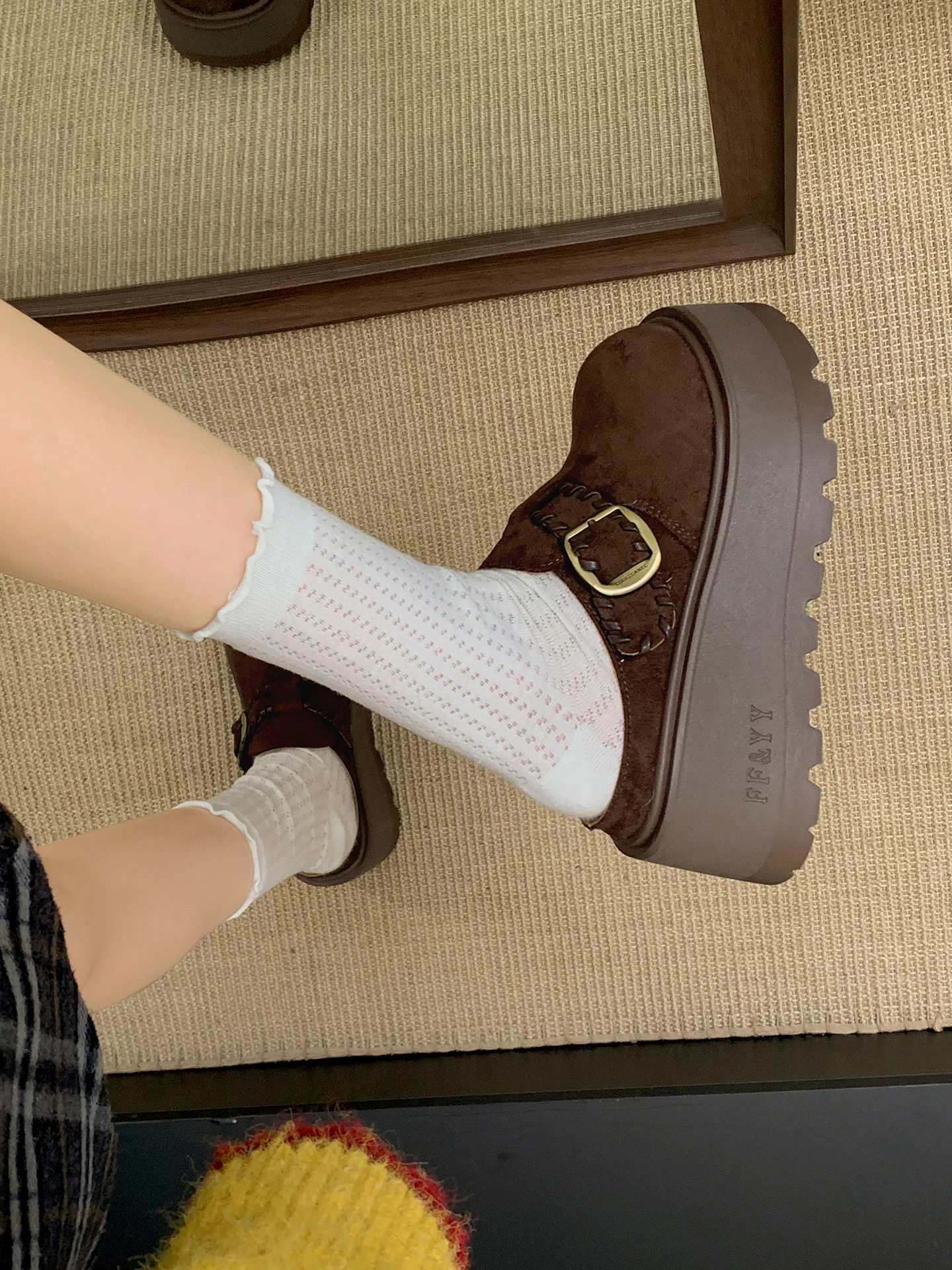 Giày Birkenstock đế dày kiểu retro màu nâu dành cho nữ, mẫu mới thu đông 2025, có lớp lót lông cừu, chống trơn trượt, tăng chiều cao, kiểu bít mũi.