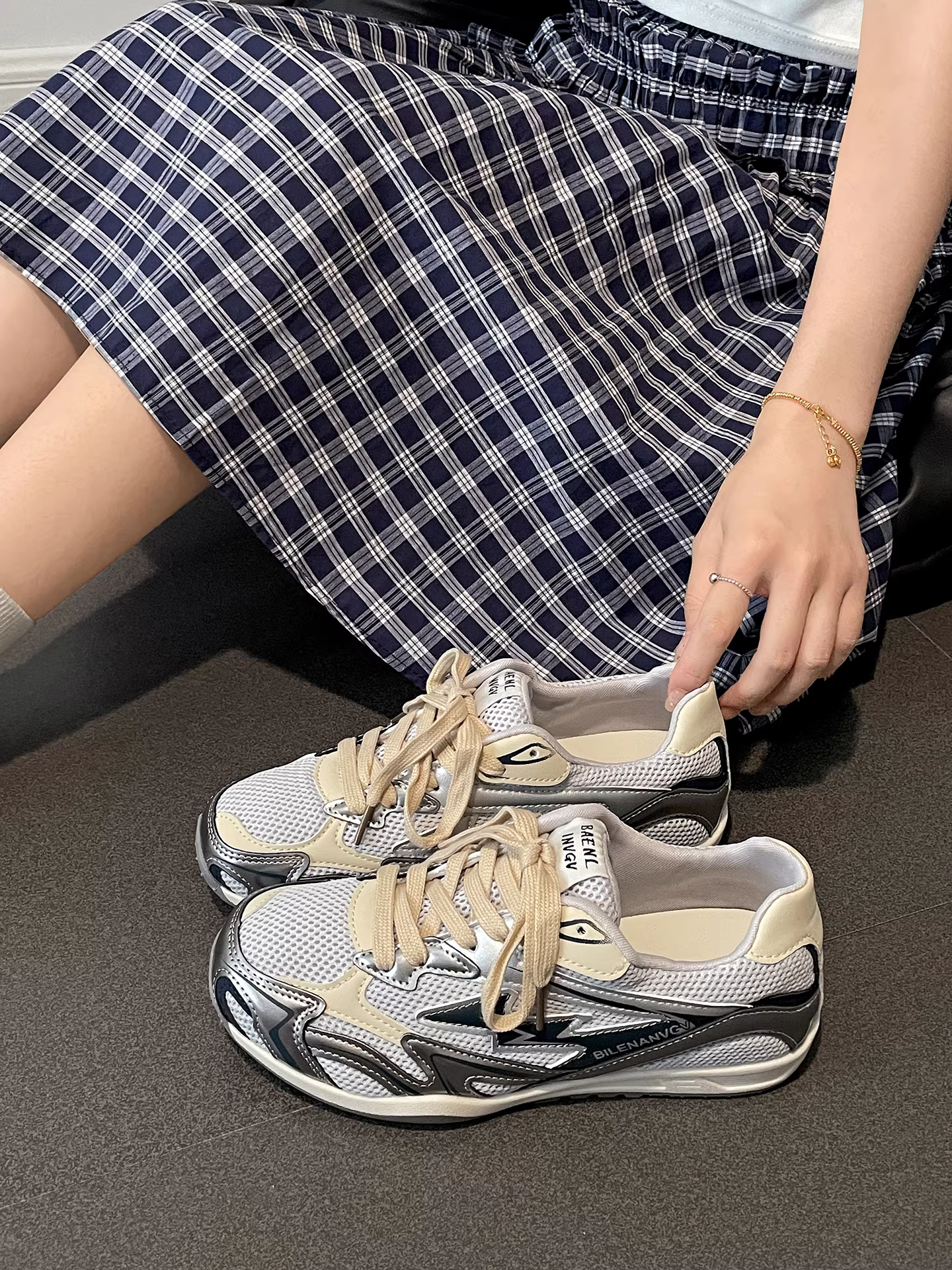 Giày thể thao đế bằng tăng chiều cao, nhẹ, đa năng, kiểu cổ điển màu bạc dành cho nữ, mẫu mới thu đông 2025, đế mềm, kiểu Đức.