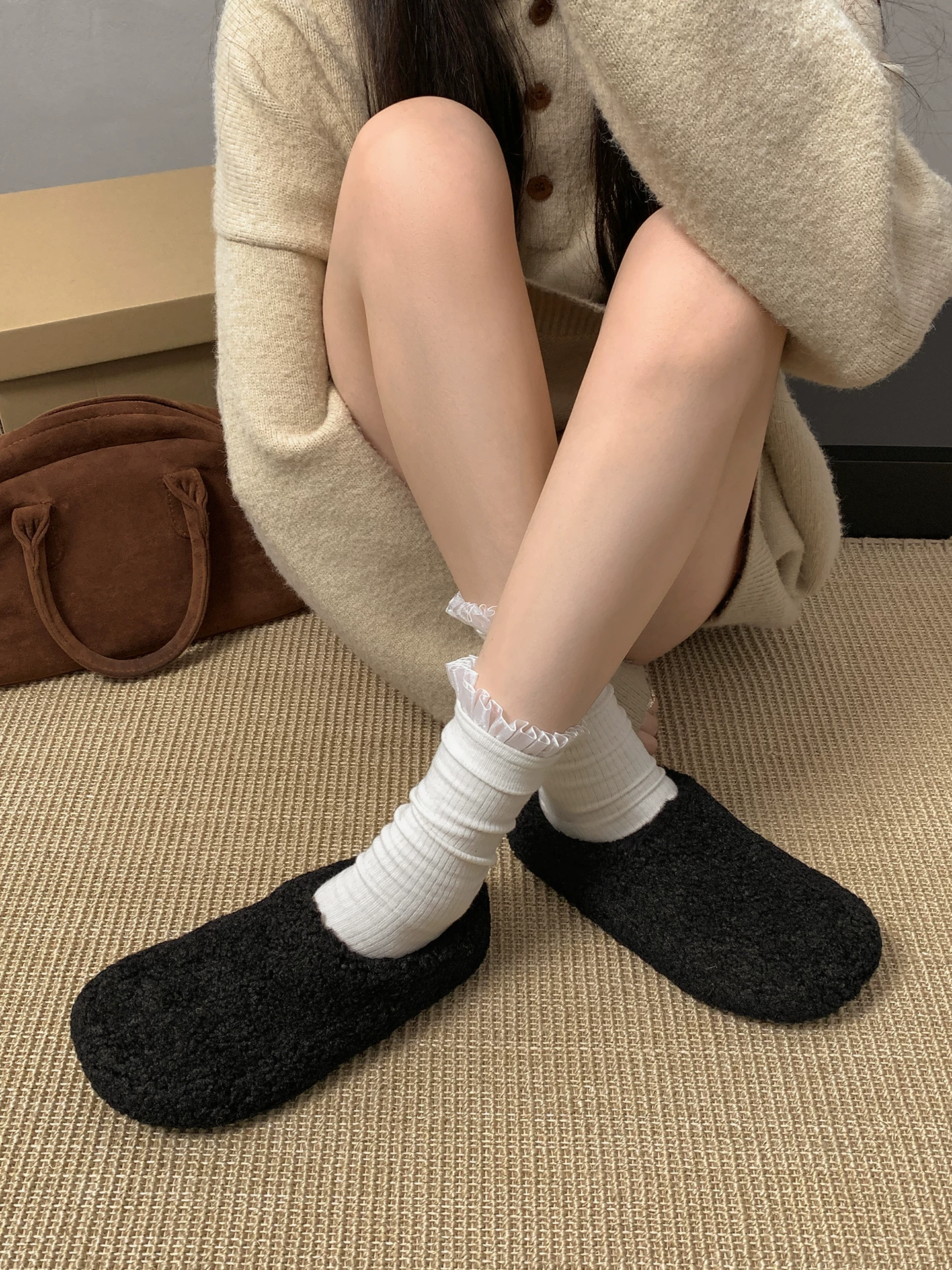 Đôi dép lông dày đế chống trơn kiểu retro dành cho nữ, mặc ngoài mùa đông 2025, đa năng, tăng chiều cao, giữ ấm, chất liệu cotton, bảo vệ ngón chân.