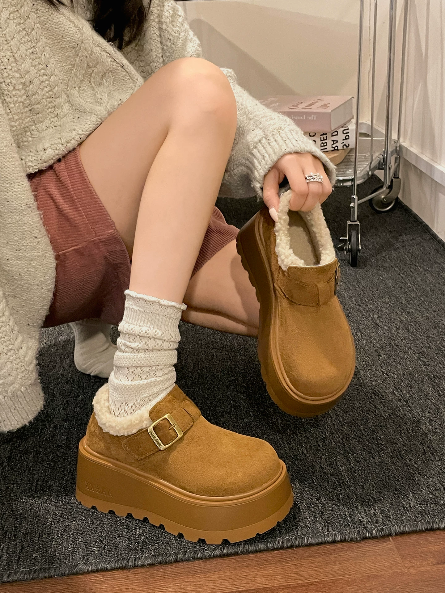 Giày Birkenstock nữ mùa đông 2025 kiểu Pháp cổ điển màu vàng nhạt, đế dày bằng nhung, chất liệu len cotton giữ ấm, chống trơn trượt, kiểu dáng toàn diện.