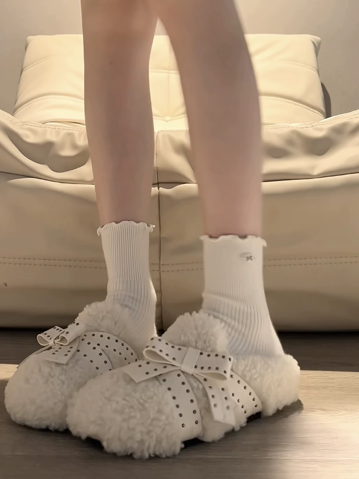 Đôi dép lông dày đế dày kiểu Pháp cổ điển màu trắng dành cho nữ, thích hợp để mang ngoài trời, dép bông dày giữ ấm mùa đông mới năm 2025.