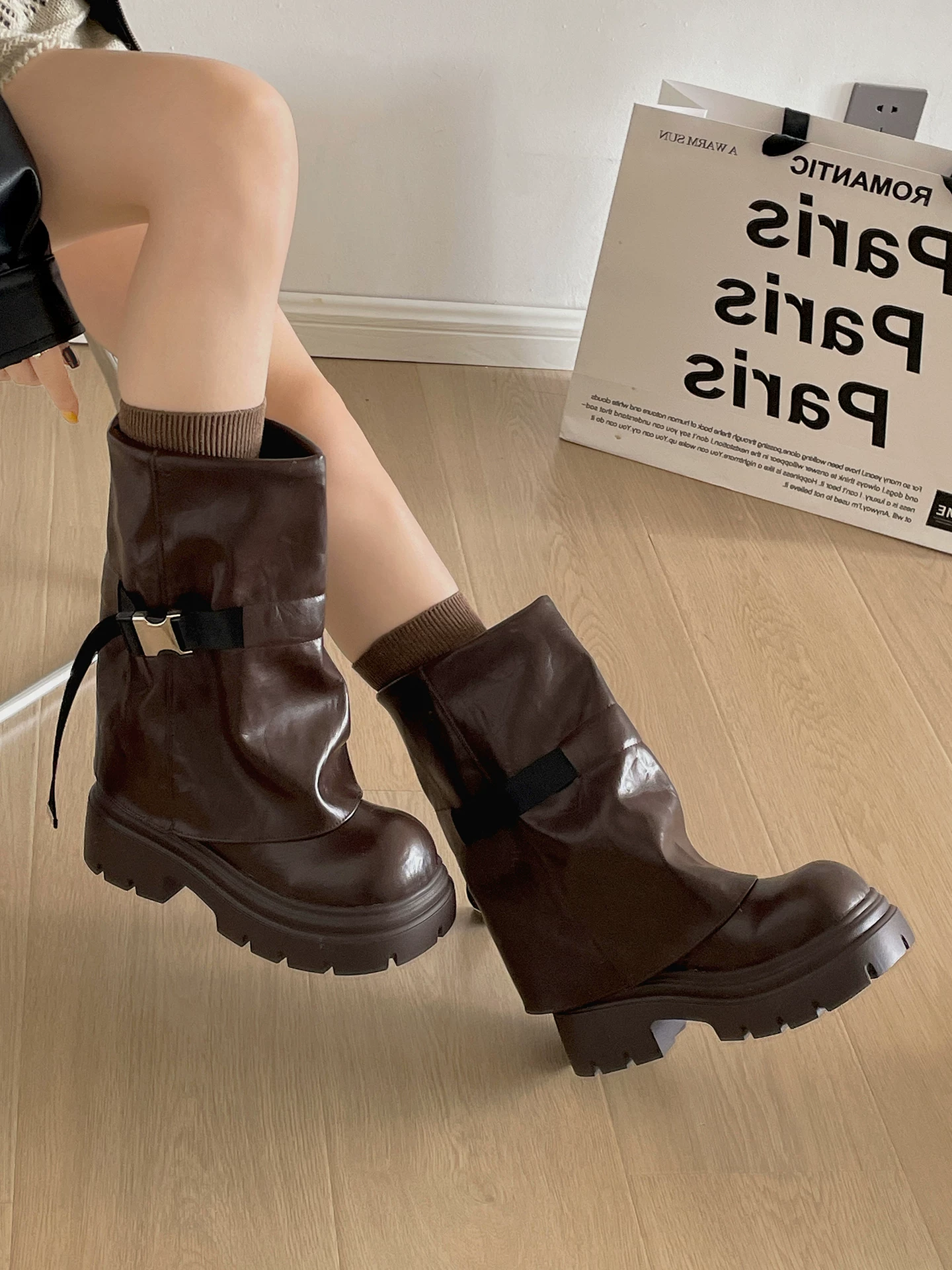 Giày bốt cao gót đế dày kiểu Anh cổ điển màu nâu dành cho nữ, kiểu dáng thu đông 2025 mới, phối cùng chân váy, tăng chiều cao và giúp thon gọn mắt cá chân.