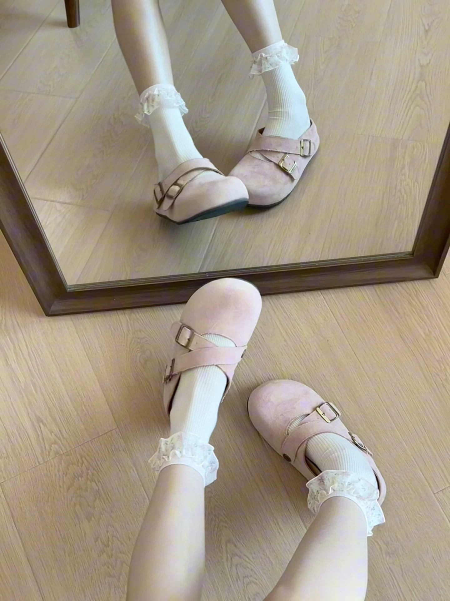 Dép nữ đế dày cổ điển màu hồng thời thượng, áo khoác ngoài mùa thu, kiểu mới 2025, dép Birkenstock nửa kín mũi đa năng phối cùng chân váy