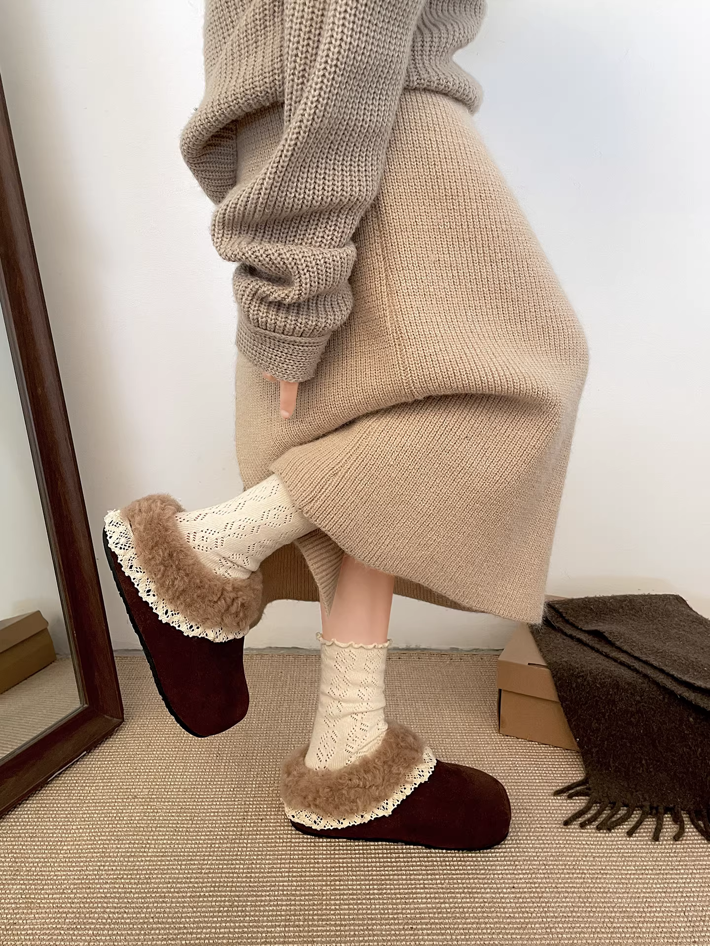 Dép nửa kín kiểu Birkenstock lót lông cừu, đế dày, tăng chiều cao dành cho nữ, thích hợp để mang ngoài trời, dép bông ấm áp mùa đông mới năm 2025.