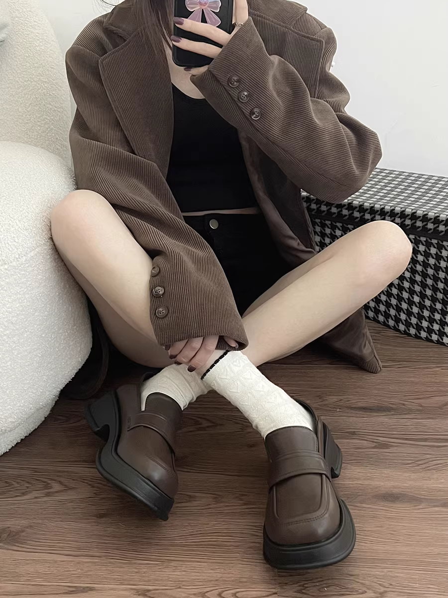 Giày lười nữ đế dày kiểu Pháp đen, mẫu mới thu 2025, đa năng, gót dày, mũi tròn, phong cách retro Anh, giày da nhỏ gọn