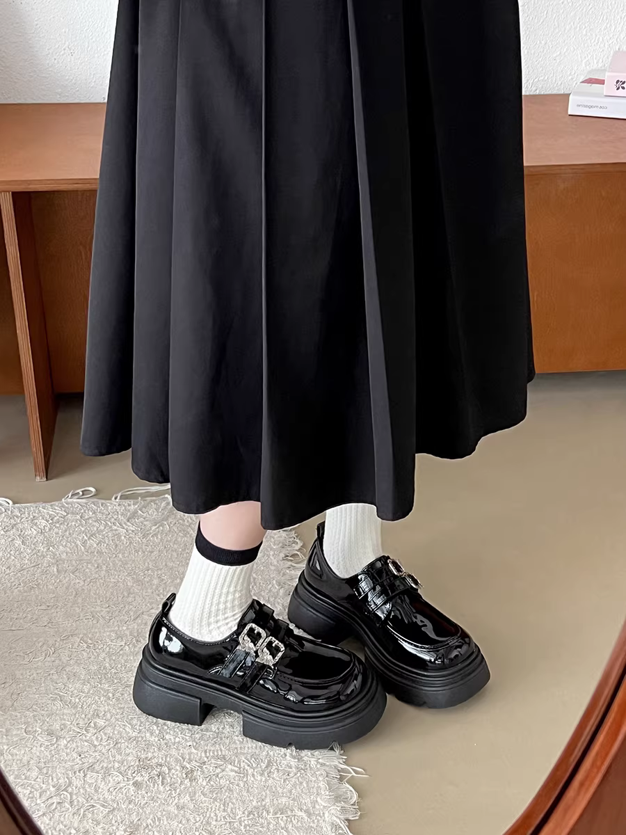 Giày da nữ đế dày kiểu Pháp cổ điển màu đen, mẫu mới thu 2025, phong cách Anh, đa năng, tăng chiều cao, gót chunky, giày đơn.