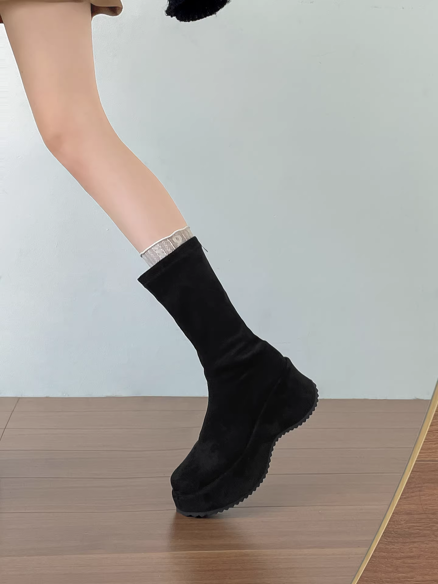 Giày bốt đế dày kiểu retro dành cho nữ mùa thu đông 2025, tăng chiều cao, ôm dáng, chất liệu thun co giãn, dành cho người nhỏ nhắn