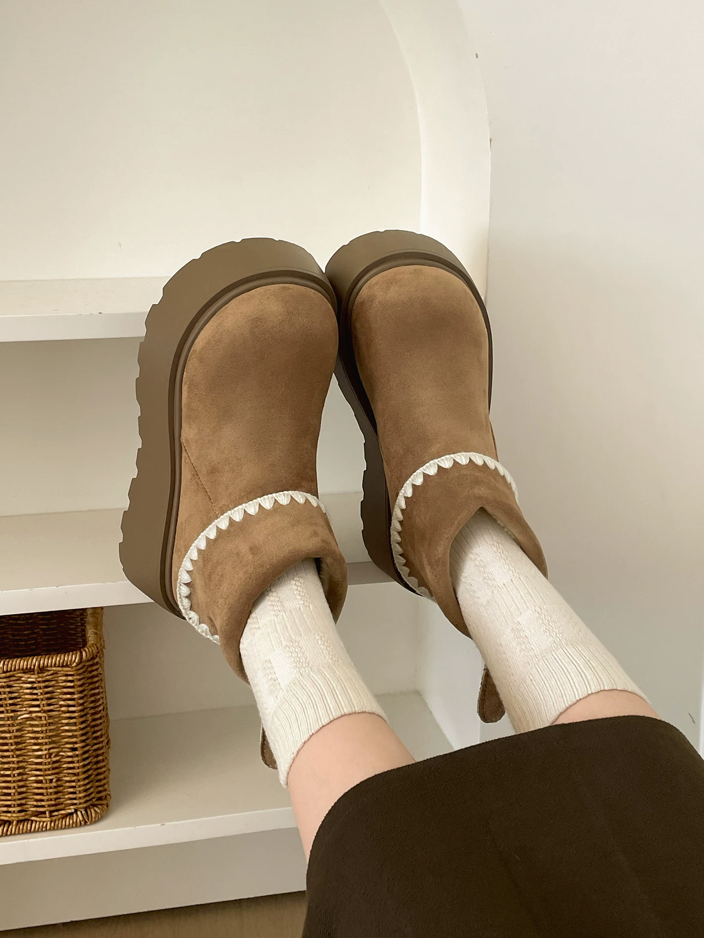 Giày bốt tuyết nhung đế dày kiểu Pháp cổ điển màu trắng dành cho nữ, mẫu mới mùa đông 2025, chống trơn trượt, giữ ấm, chất liệu cotton vùng đông bắc