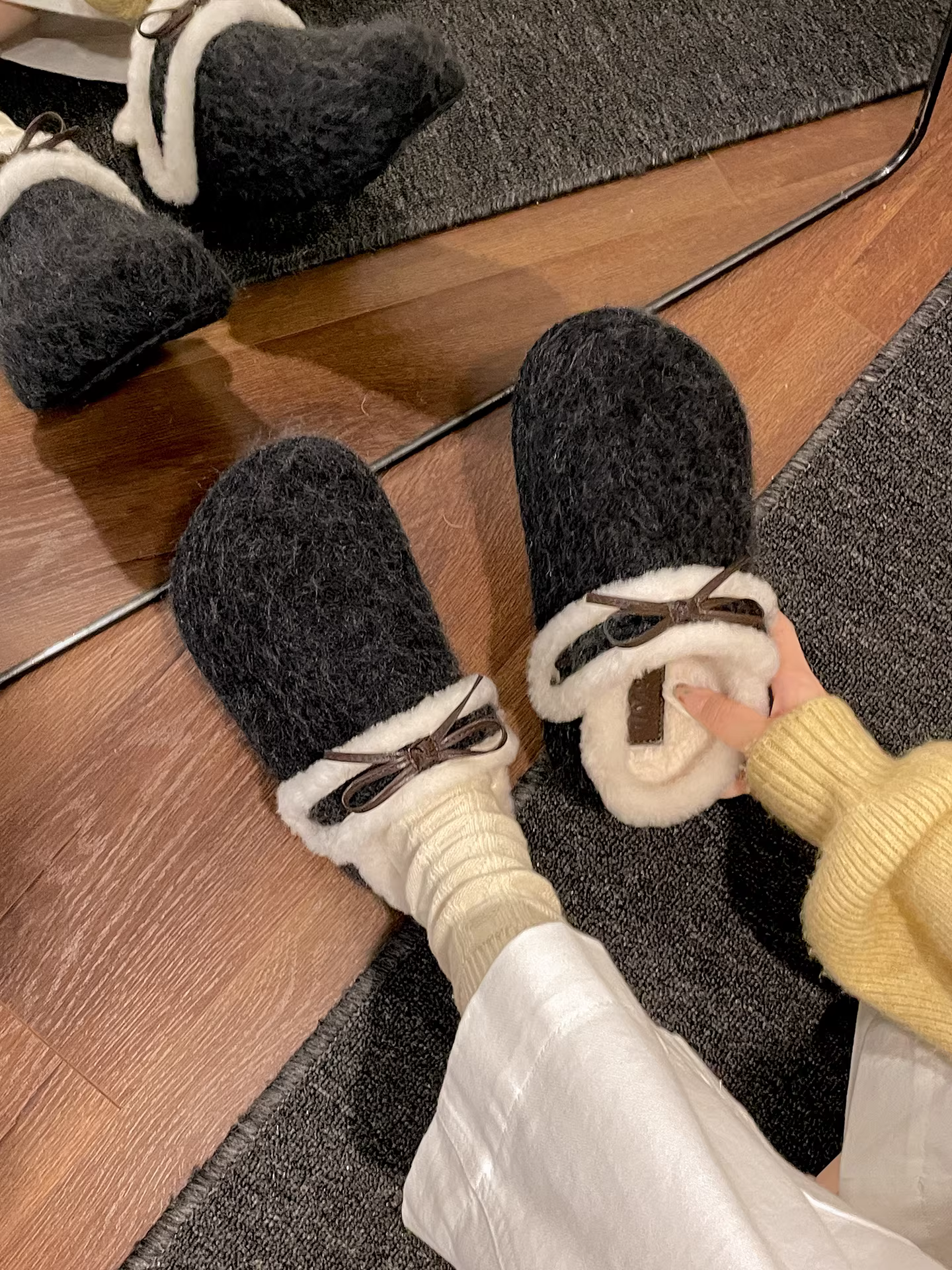 Đôi dép lông dày đế cao chống trơn hai chiều dành cho nữ, mặc ngoài trời mùa đông, kiểu mới 2025, dép bông giữ ấm lót lông cừu.