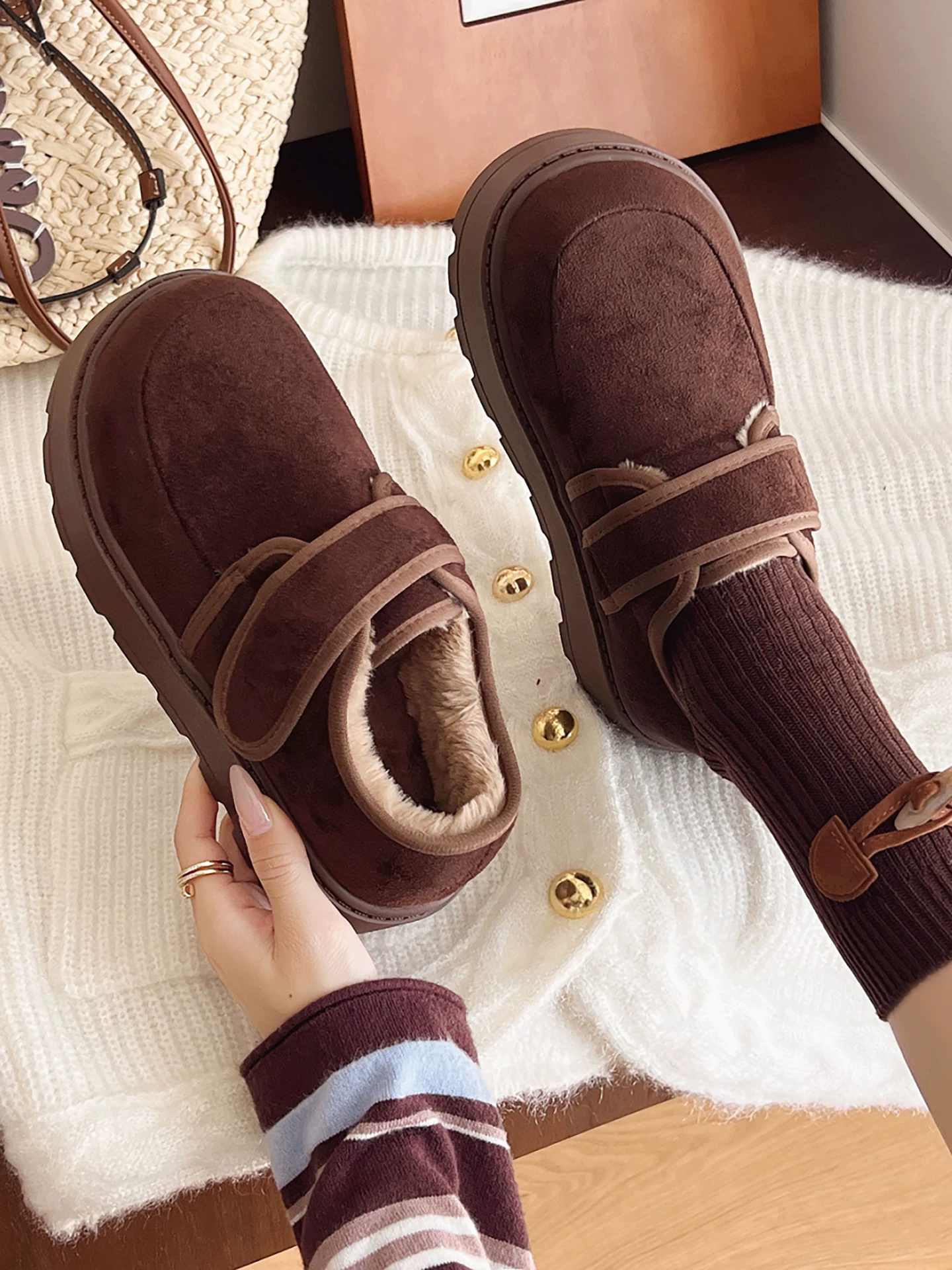 Giày bông tuyết đế dày kiểu Pháp cổ điển màu nâu dành cho nữ, mẫu mới mùa đông 2025, ấm áp, đi ngoài trời, chống trơn trượt, lót lông cừu kiểu Birkenstock.