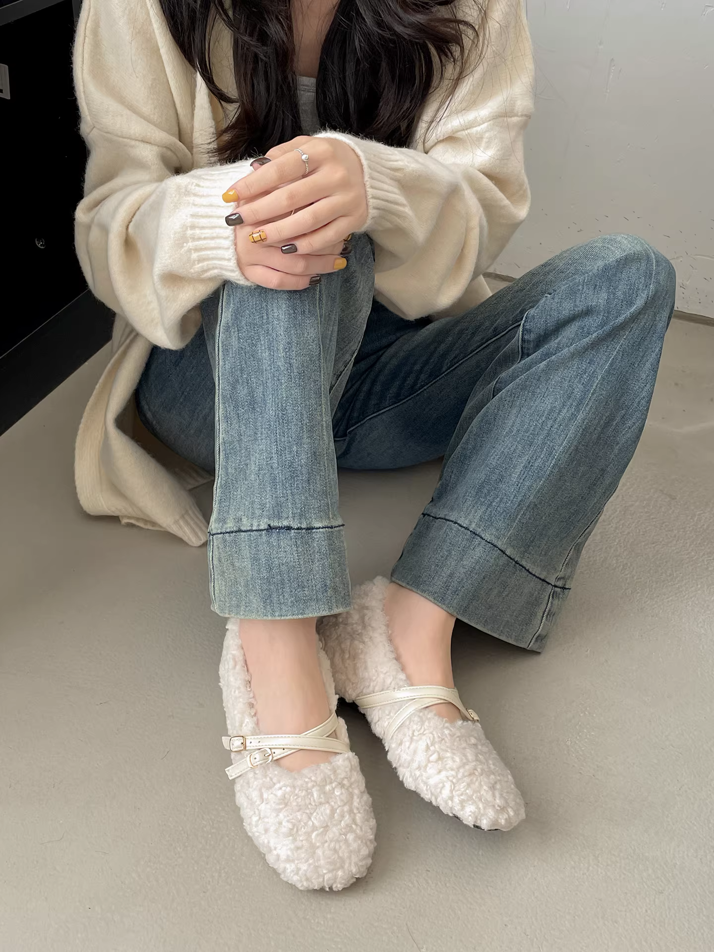 Giày nữ đế dày lông xù kiểu Pháp cổ điển màu trắng, mẫu mới thu đông 2025, phối chân váy, đế mềm, chất liệu nhung, kiểu Mary Jane